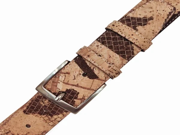 Ceinture en liège à motif texturé et boucle en métal argenté, présentée à plat