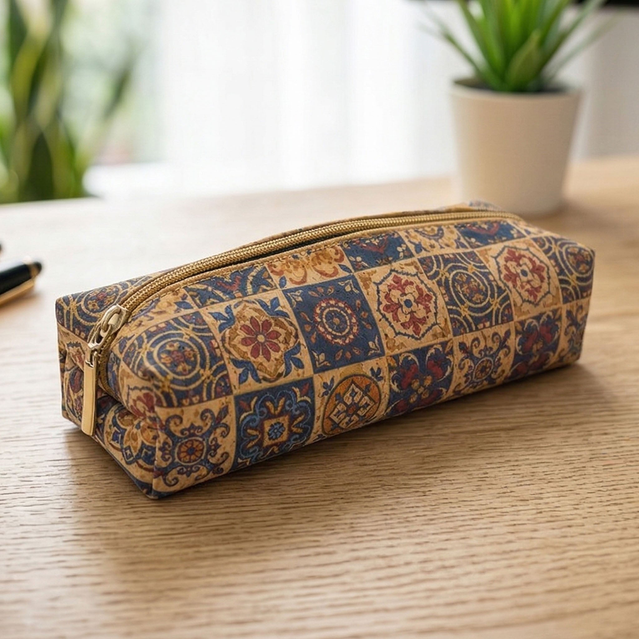 Trousse en liège à motifs azulejos bleu, rouge et jaune, accessoire vegan du Portugal