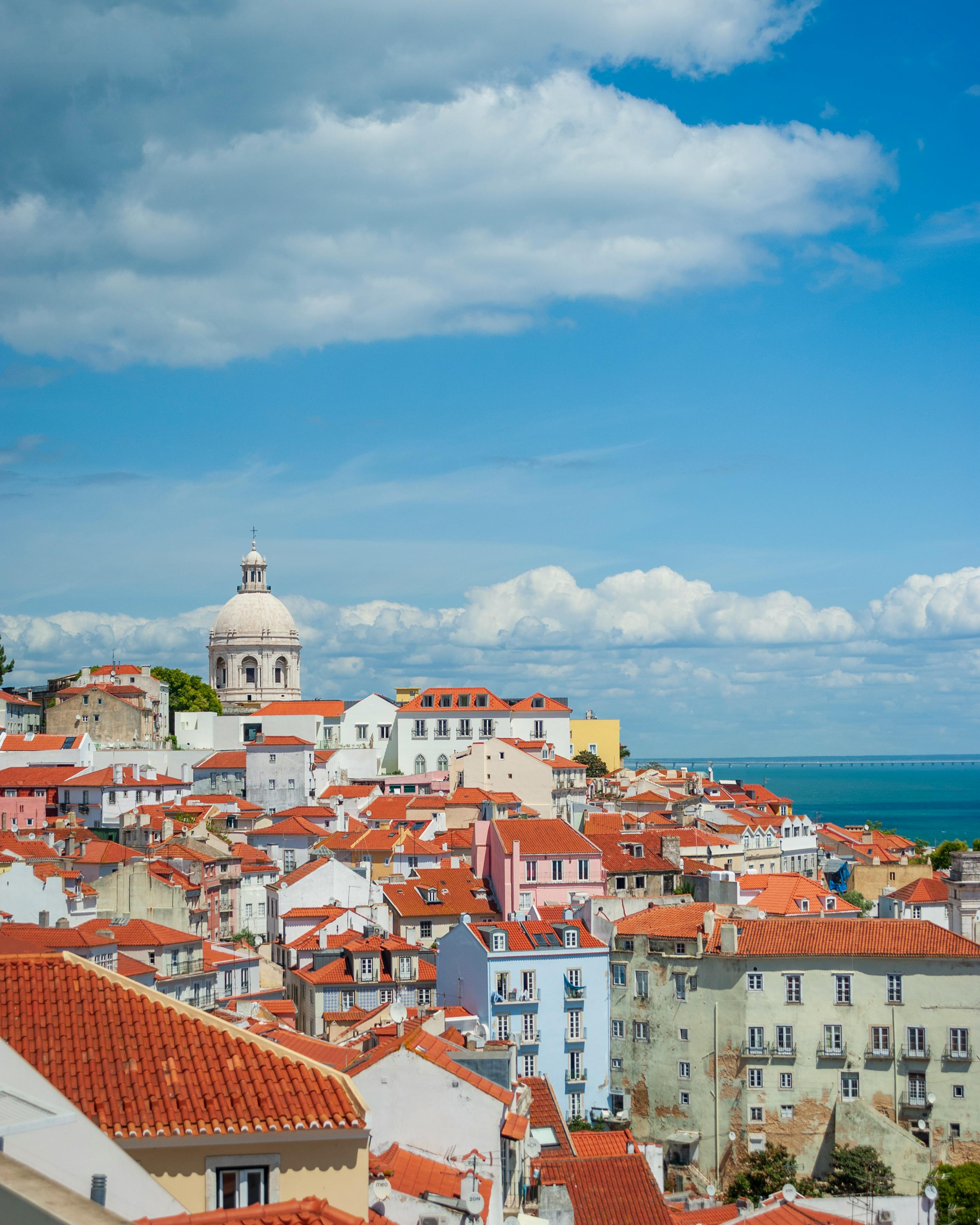 Vue panoramique des toits de Lisbonne et du Tage au Portugal, pays d'origine du liège