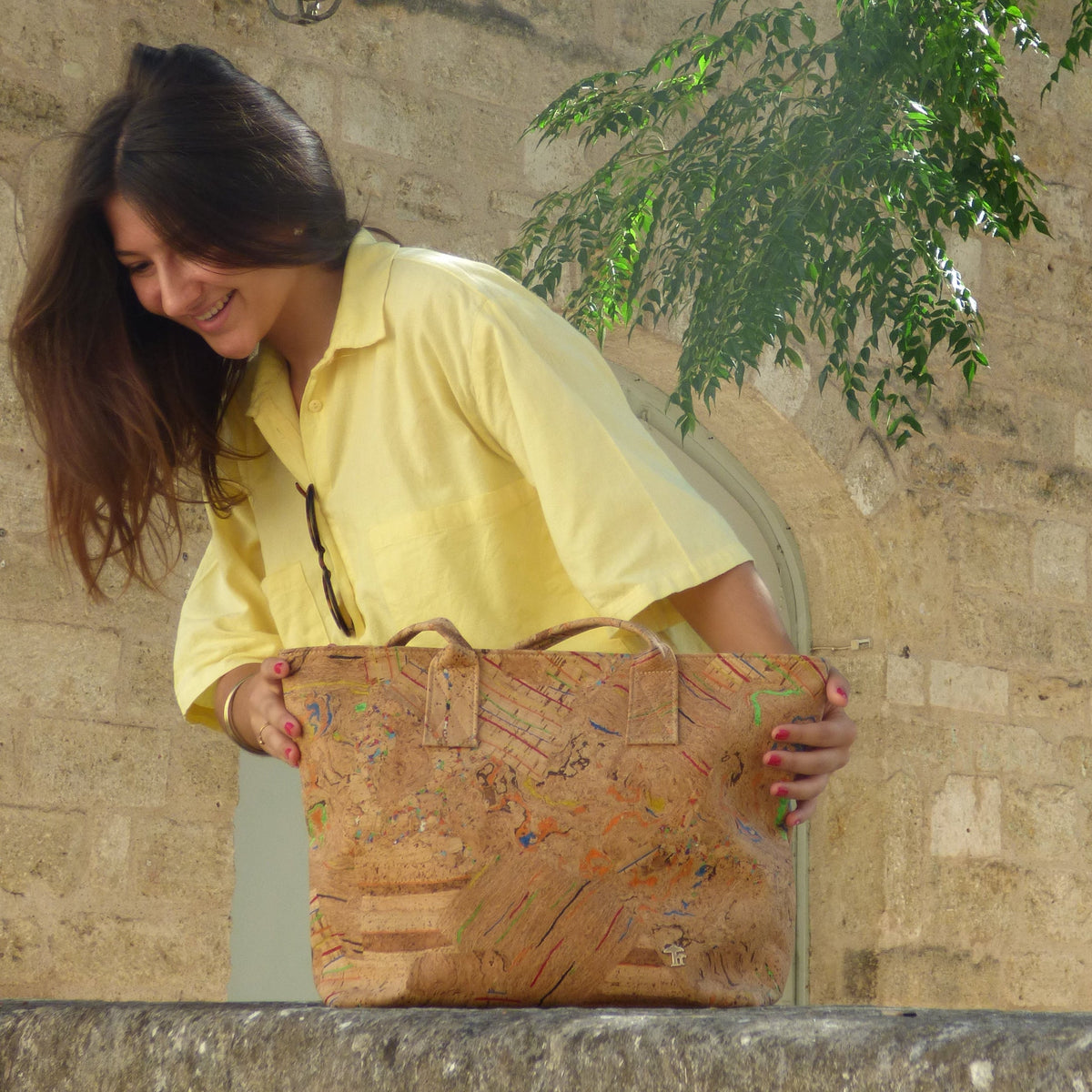 Sacs en liège du Portugal, grand cabas Cork Design porté, fabrication artisanale pour femme