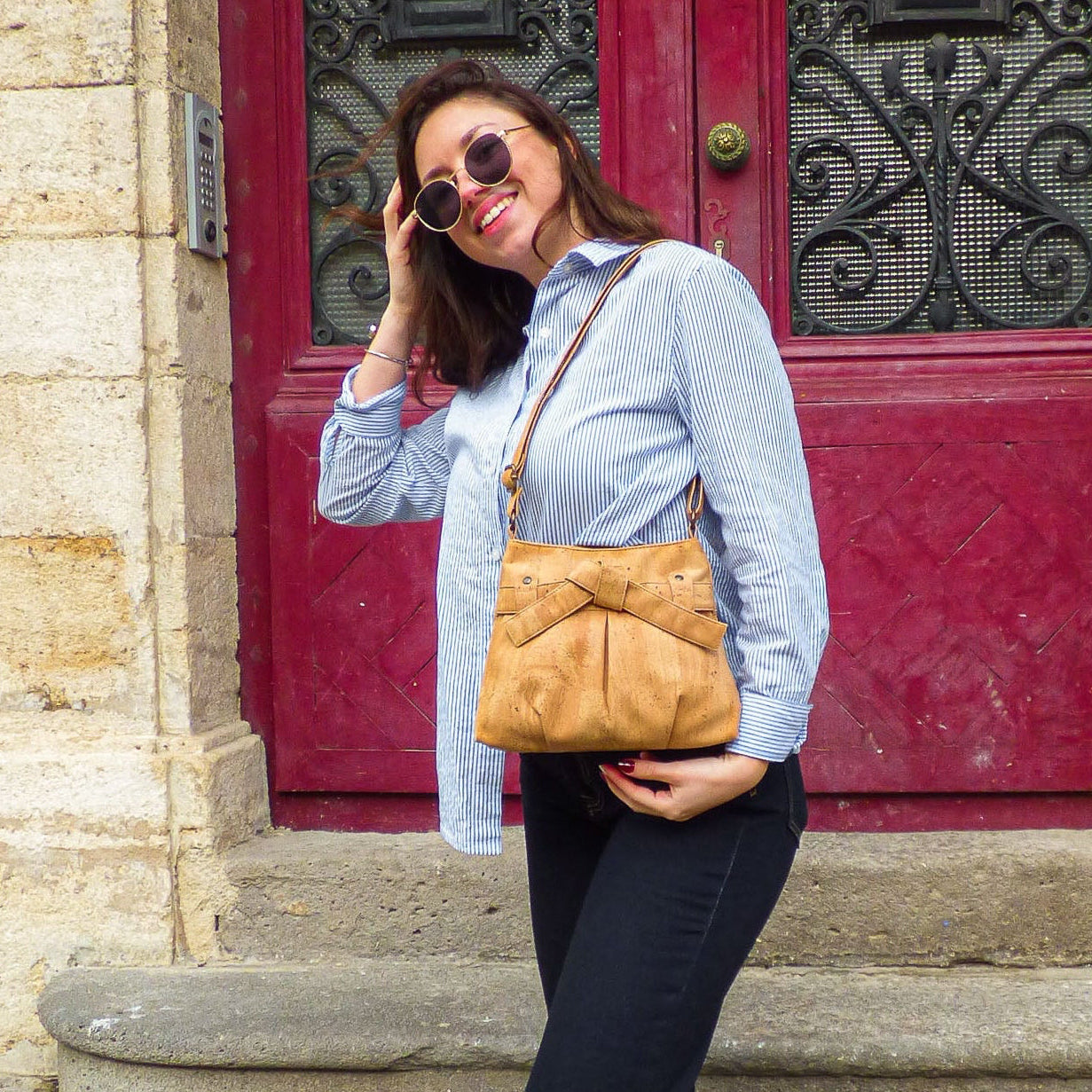 Sacs bandoulière en liège, modèle Nœud Montado porté, artisanat du Portugal pour femme