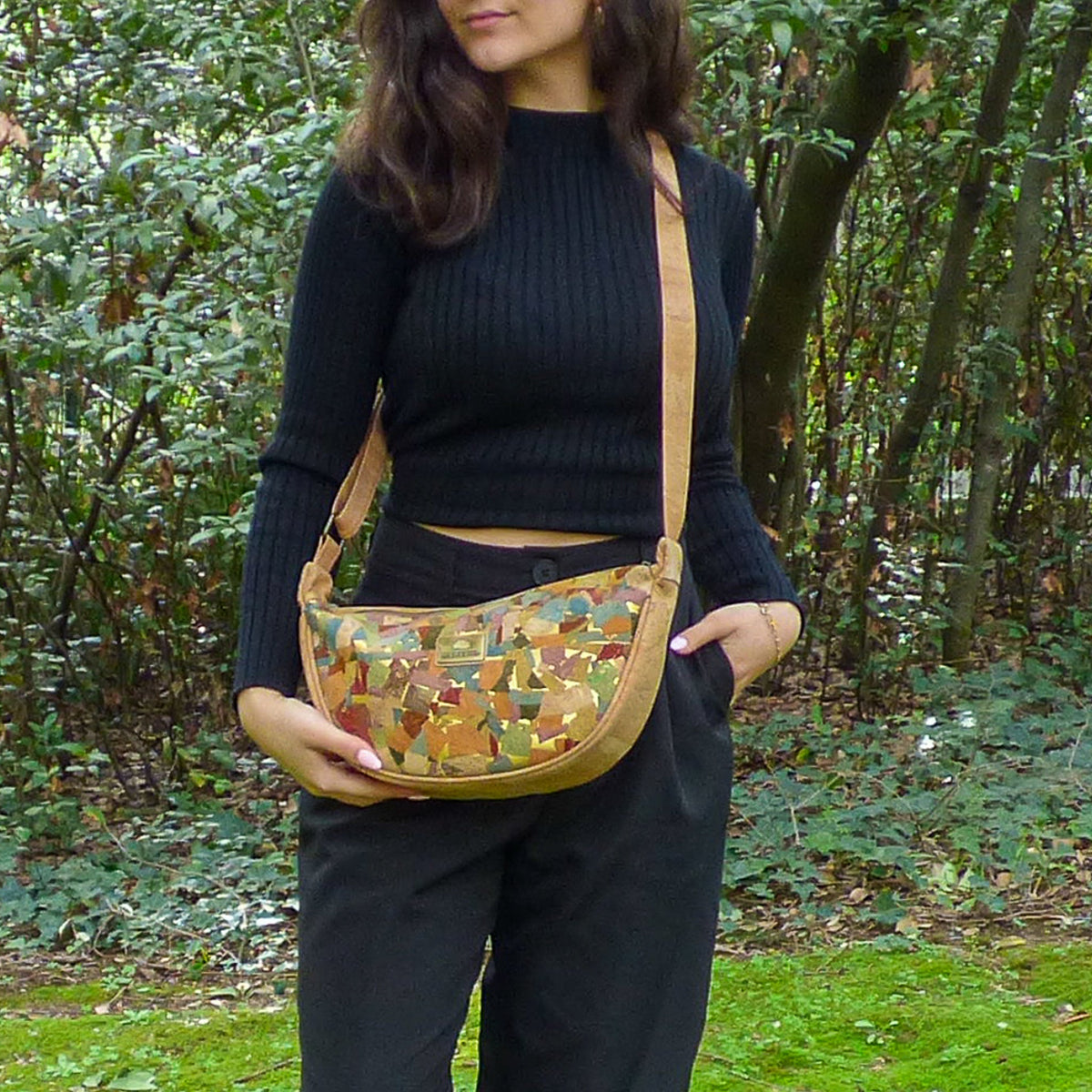 Sac banane en liège, femme, motif rayé coloré, ceinture artisanale du Portugal, vegan