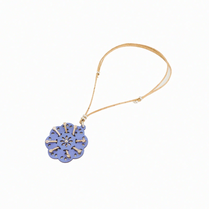 Pendentif fleur ajouré en liège bleu sur cordon — Artipel, motif floral découpé, Portugal