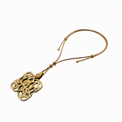 Collier pendentif fleur en liège du Portugal — bijou artisanal métal doré