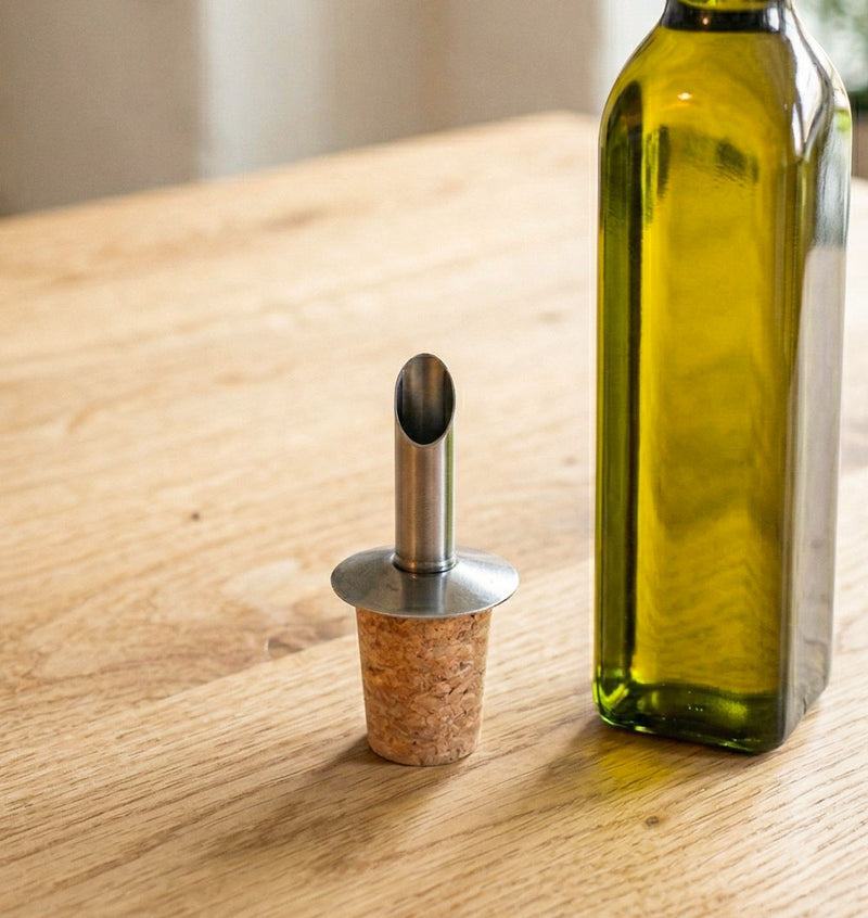 Bec verseur à bouchon liège et embout inox, posé près d'une bouteille d'huile — Viking, Portugal