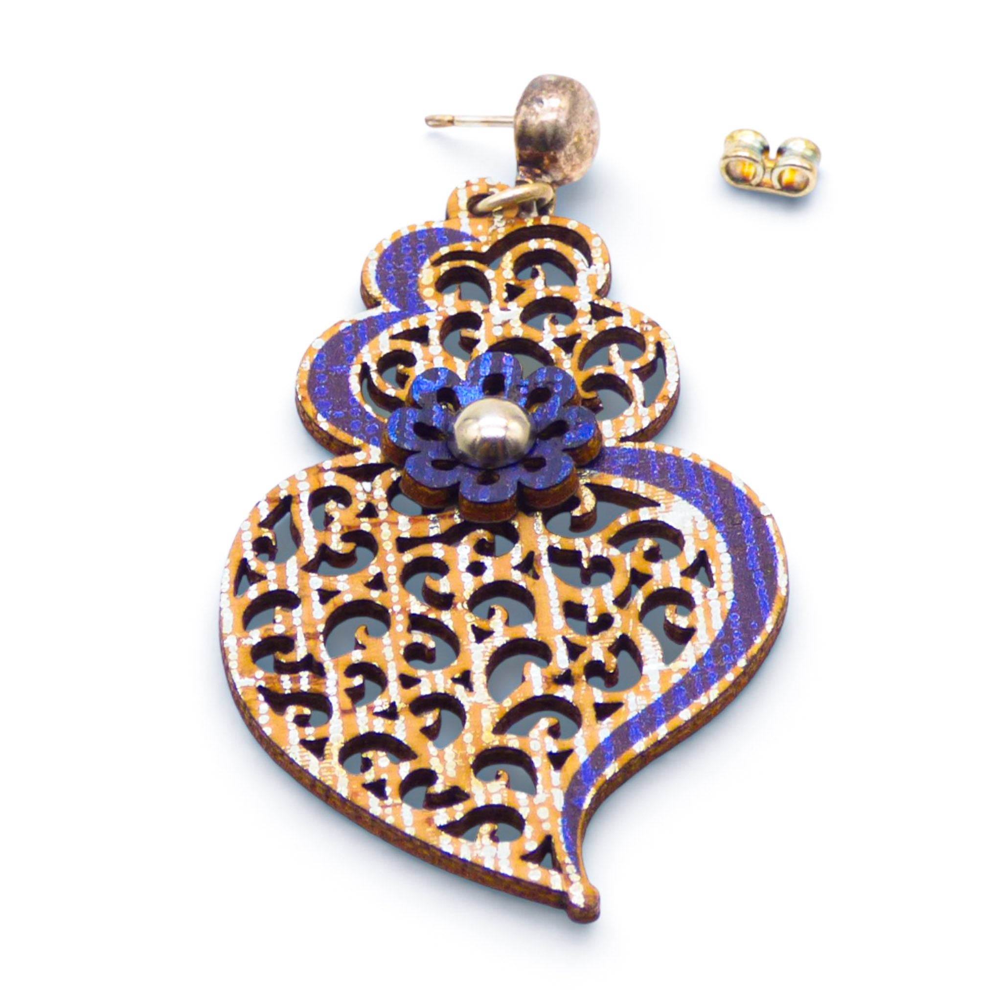 Boucle d'oreille cœur de Viana ajourée en liège bleu et naturel — Artipel, médaillon fleur, Portugal