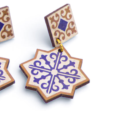 Boucles d'oreilles en liège "Lisbon Star" d'Artipel avec un design octogonal bleu et blanc.