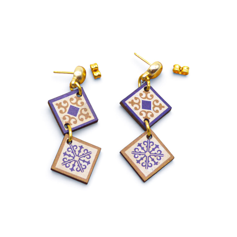 Boucles d'oreilles en liège motif azulejo, deux losanges bleus et ocre — Artipel, carreaux portugais