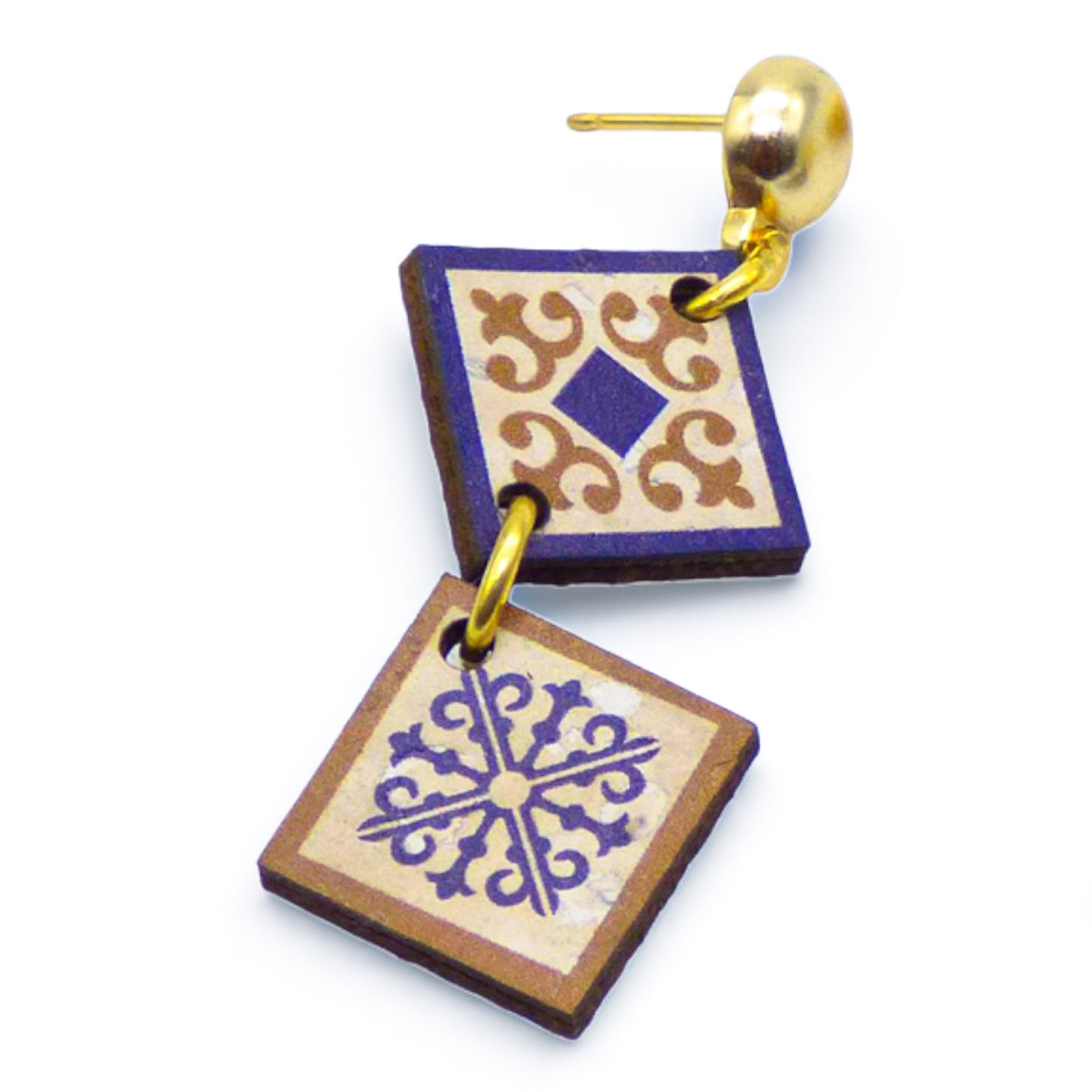 Boucles d'oreilles pendantes en liège bleu et blanc "Lisbon Tiles" de la marque Artipel, en forme de losange.
