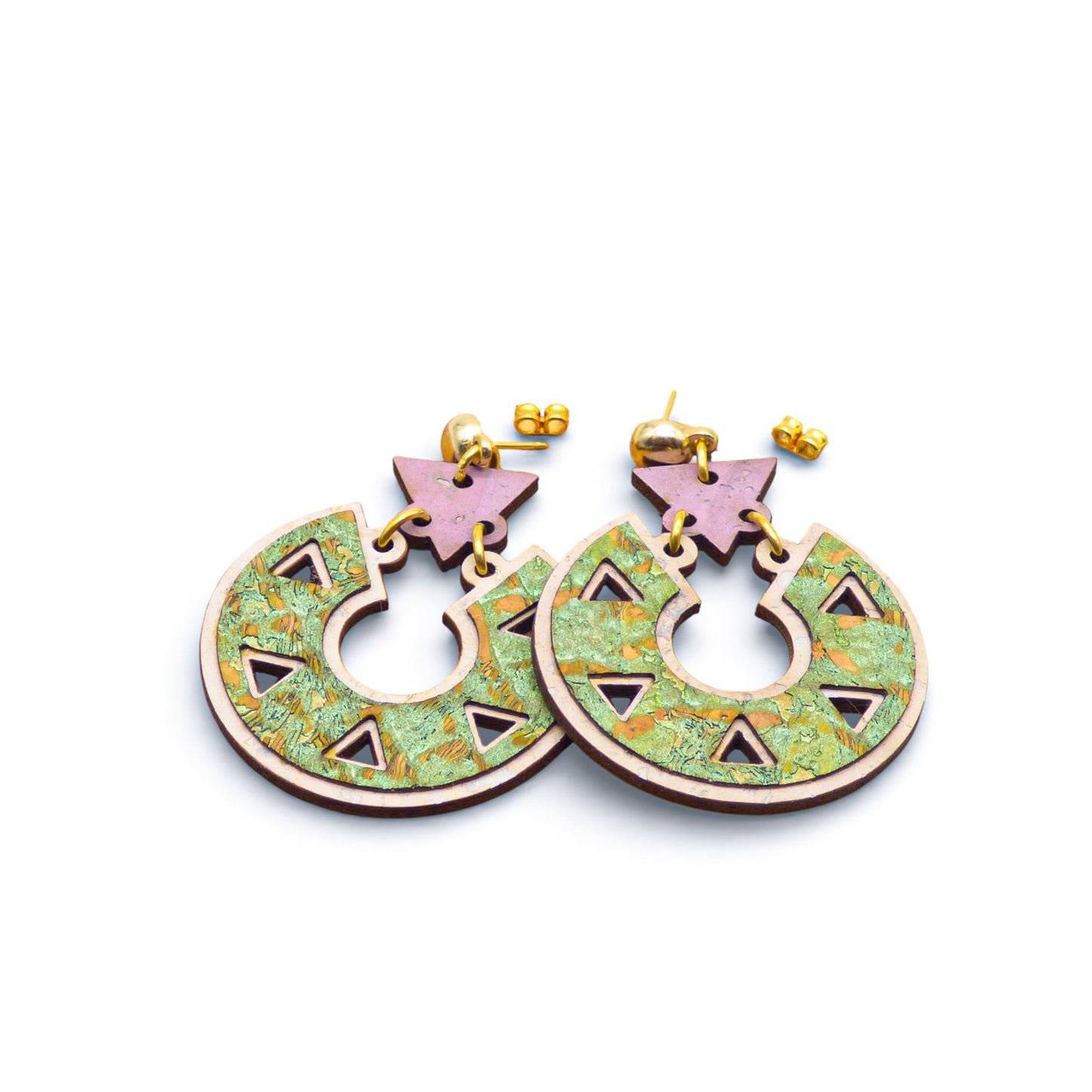 Boucles d'oreilles en liège "Émeraude" d'Artipel, rondes, vertes et violettes, mettant en valeur leur texture naturelle.