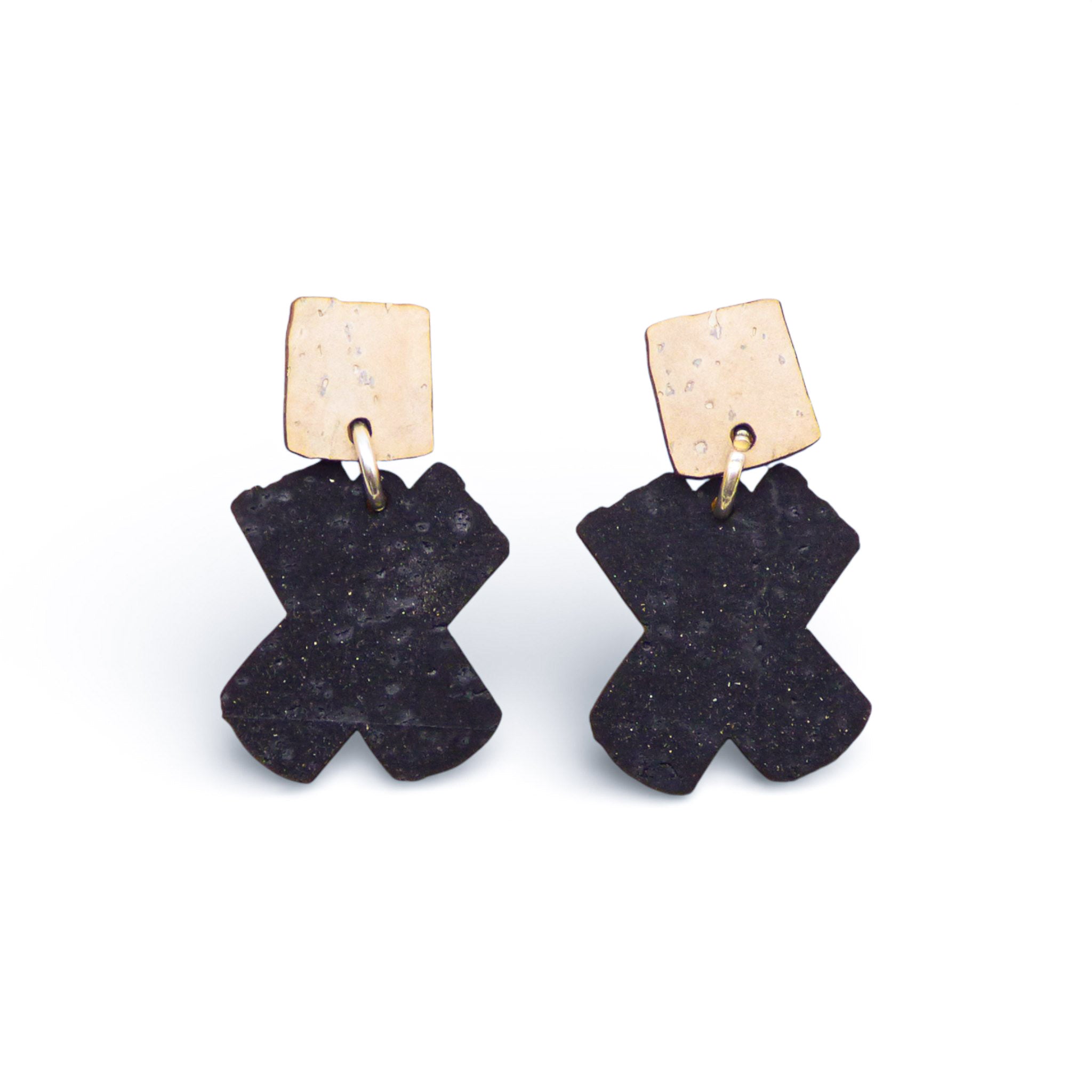 Boucles d'oreilles croix en liège noir à puce naturel — Artipel, forme X, Portugal