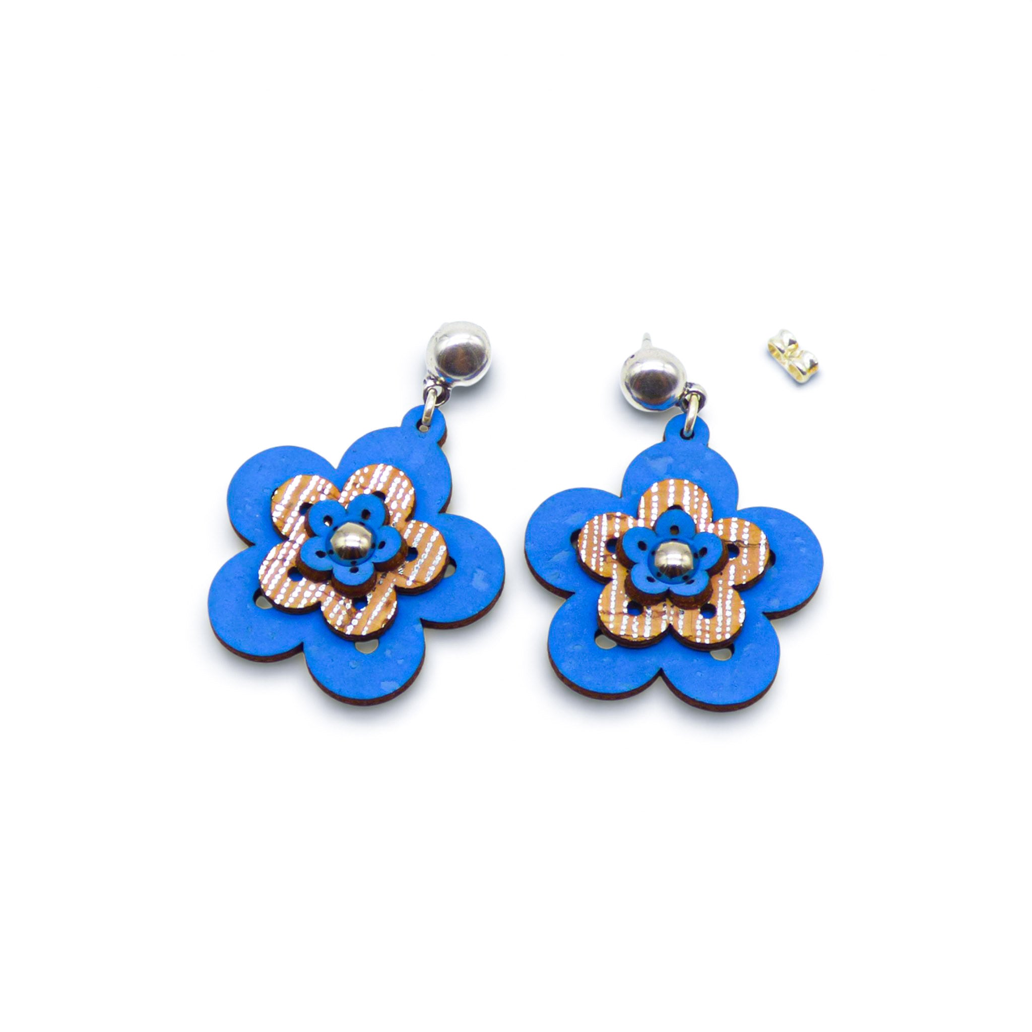 Boucles d'oreilles en liège "Fleur Bleu Argenté" d'Artipel, mettant en avant une fleur stylisée en bleu et argent.