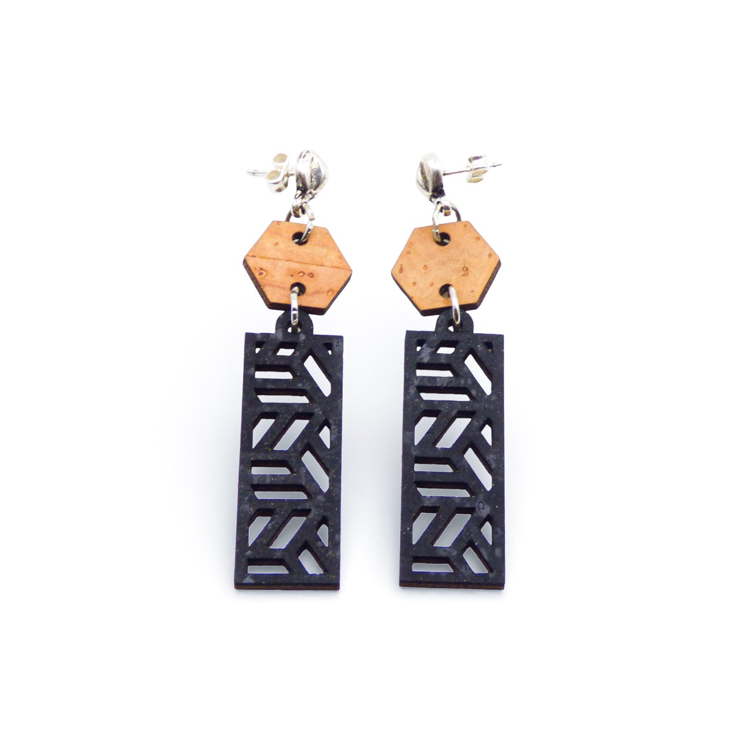 Boucles d'oreilles en liège "Sintra" d'Artipel, pendantes de forme rectangulaire noire, sur fond blanc.