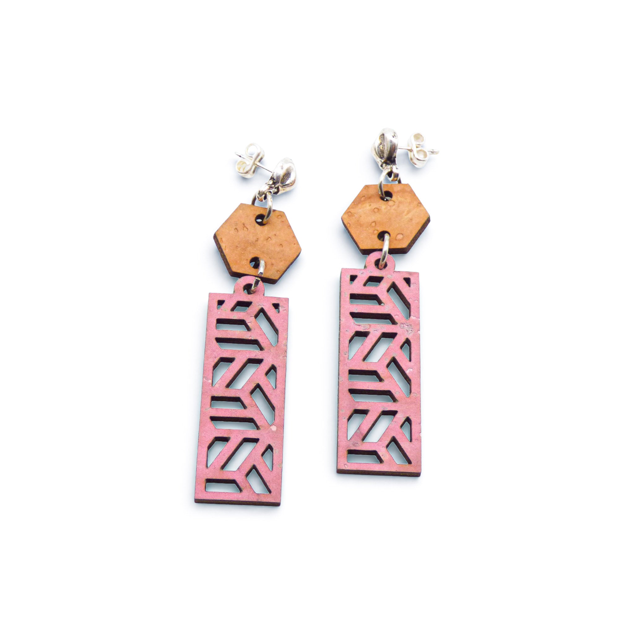 Boucles d'oreilles Sintra en liège, hexagone naturel et pendentif géométrique rose ajouré — Artipel, Portugal