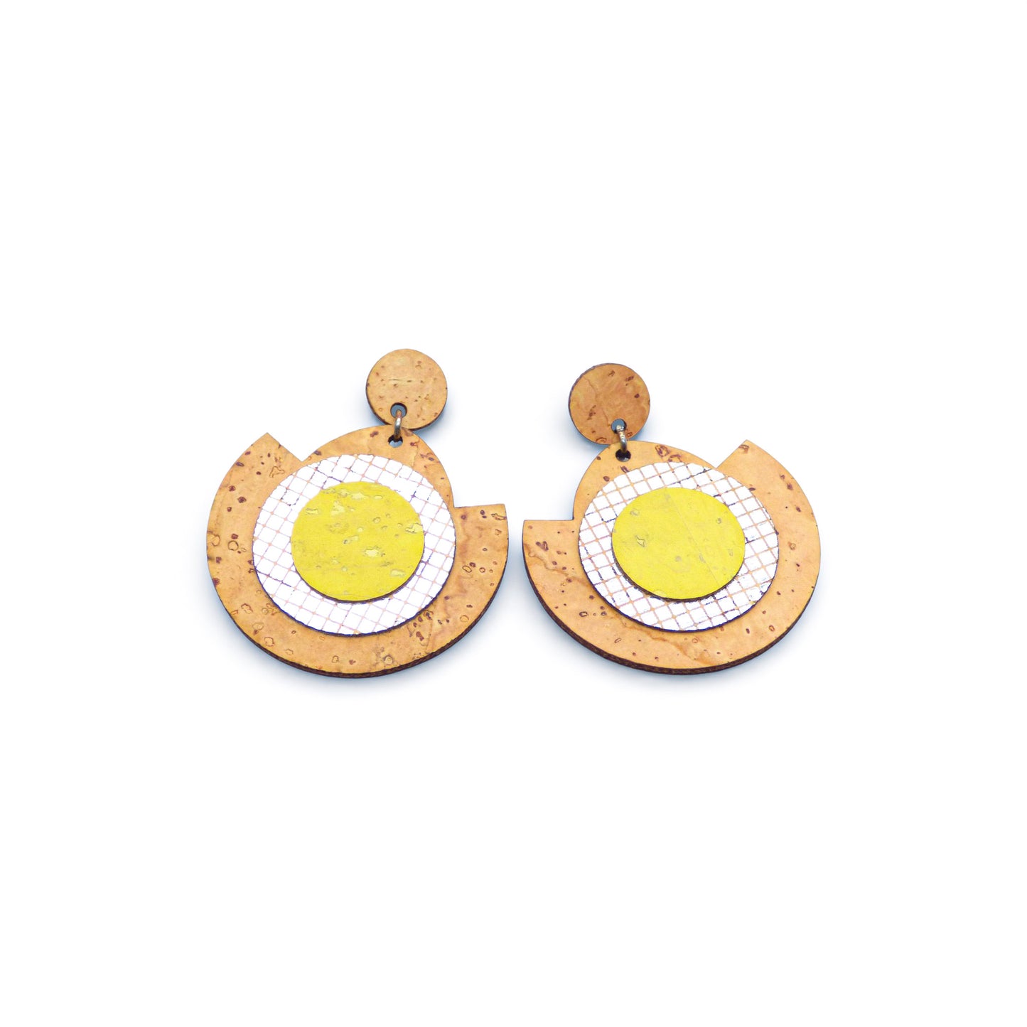 Boucles d'oreilles en liège "Geometric" jaune et argent d'Artipel, avec un design rond et moderne, suspendues.