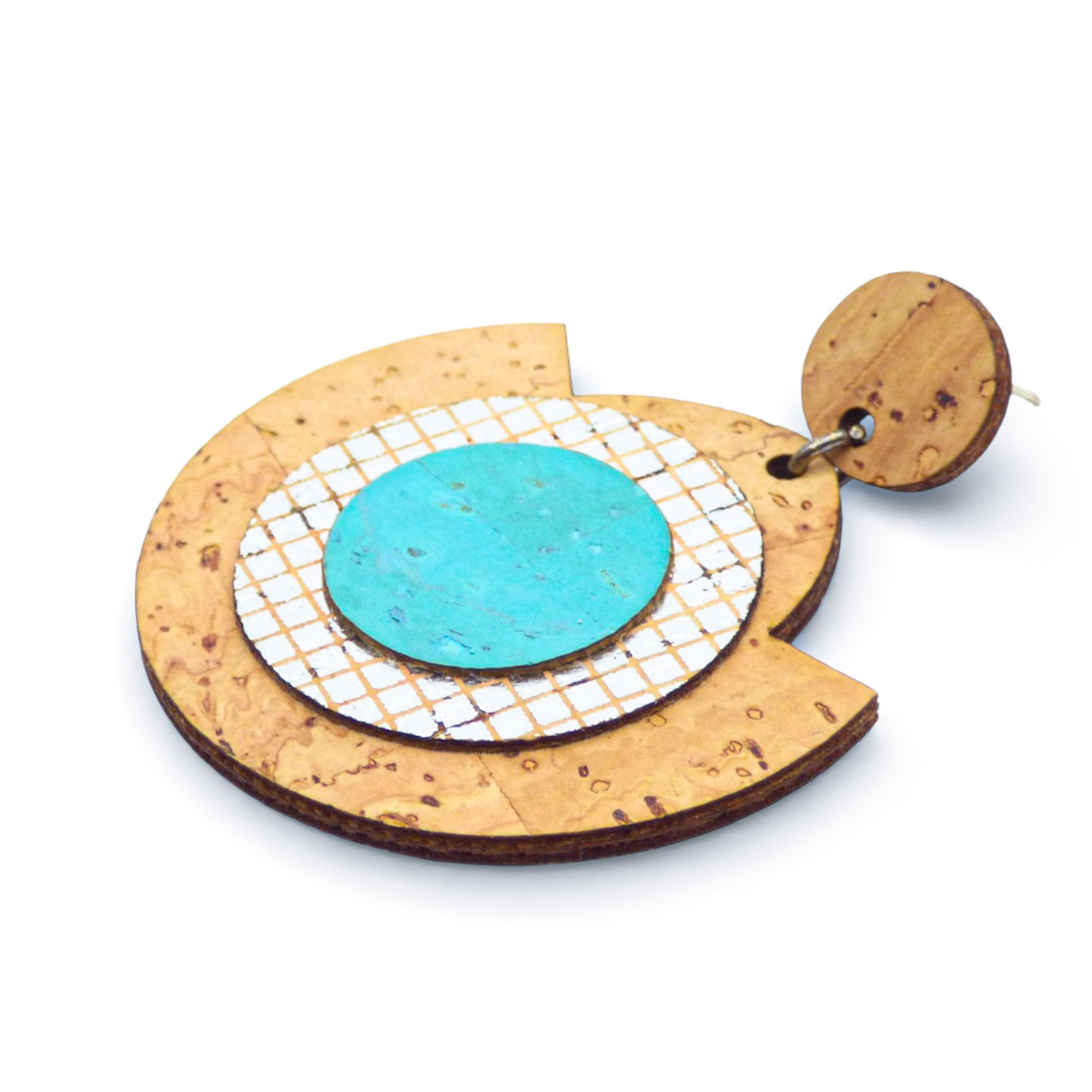 Boucle pendante en liège à disque turquoise, trois-quarts — Artipel, couches superposées, Portugal