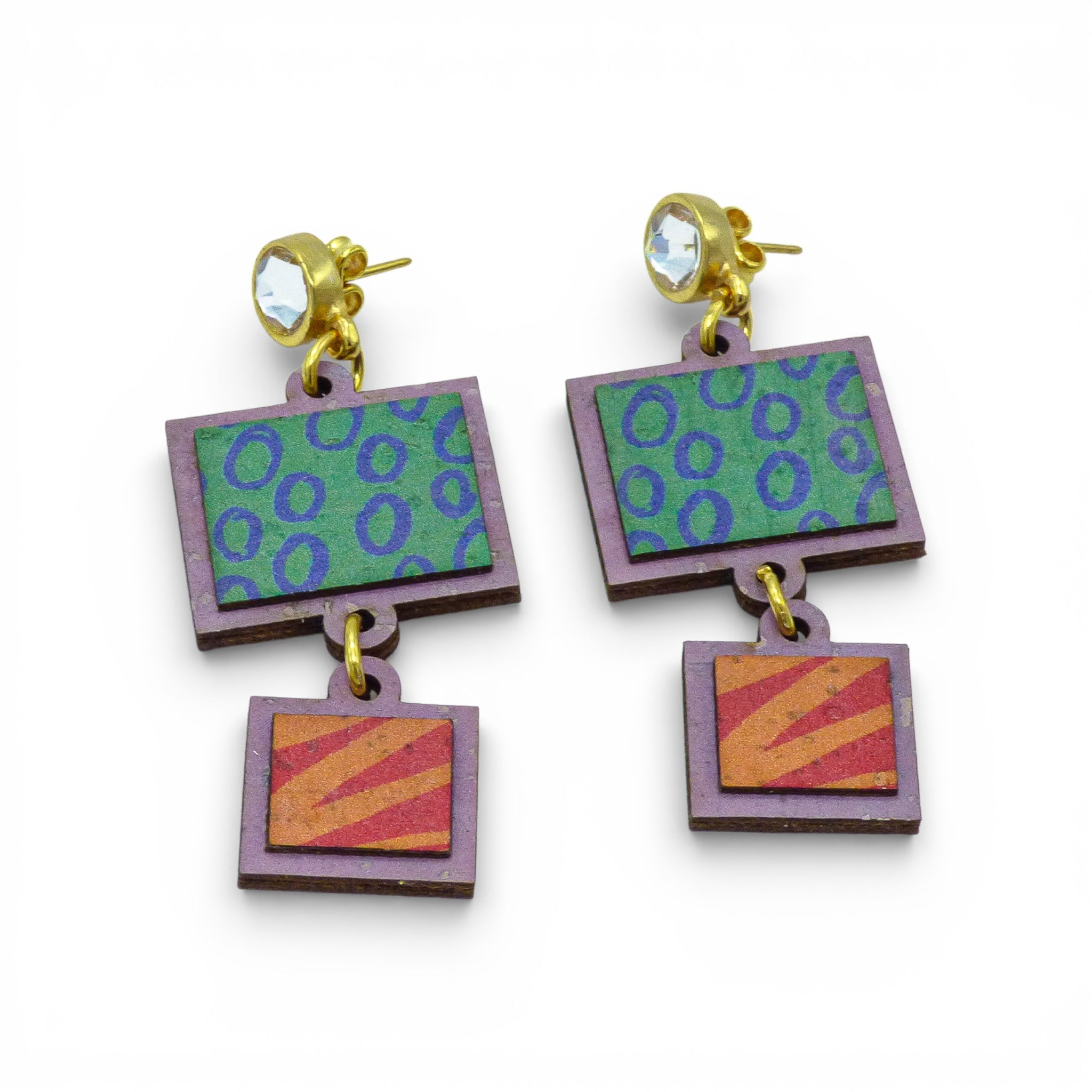 Boucles d'oreilles en liège pendantes Artipel avec motifs ronds bleu et orange.