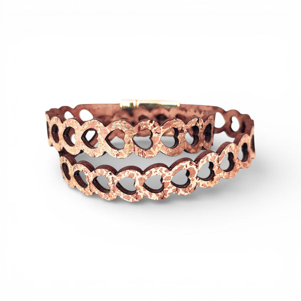 Double heart-shaped bracelet in natural cork with gold accents, featuring a magnetic closure by Artipel.