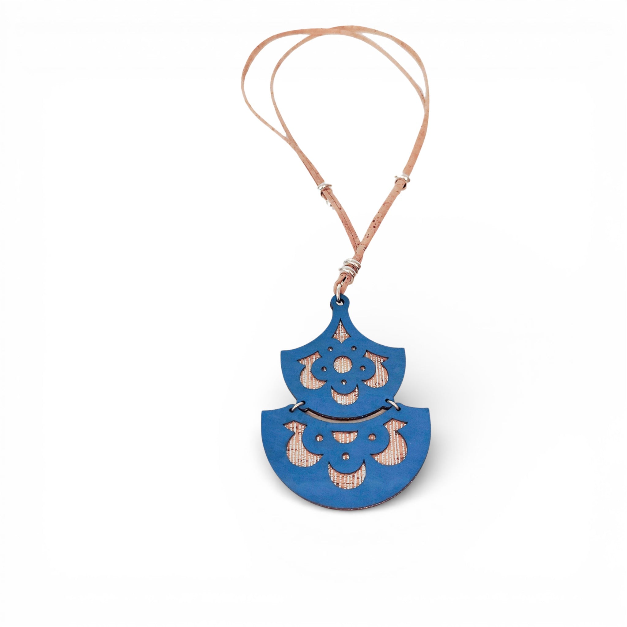 Face du pendentif Double Fleur en liège bleu ajouré — Artipel, cordon perles métal, Portugal