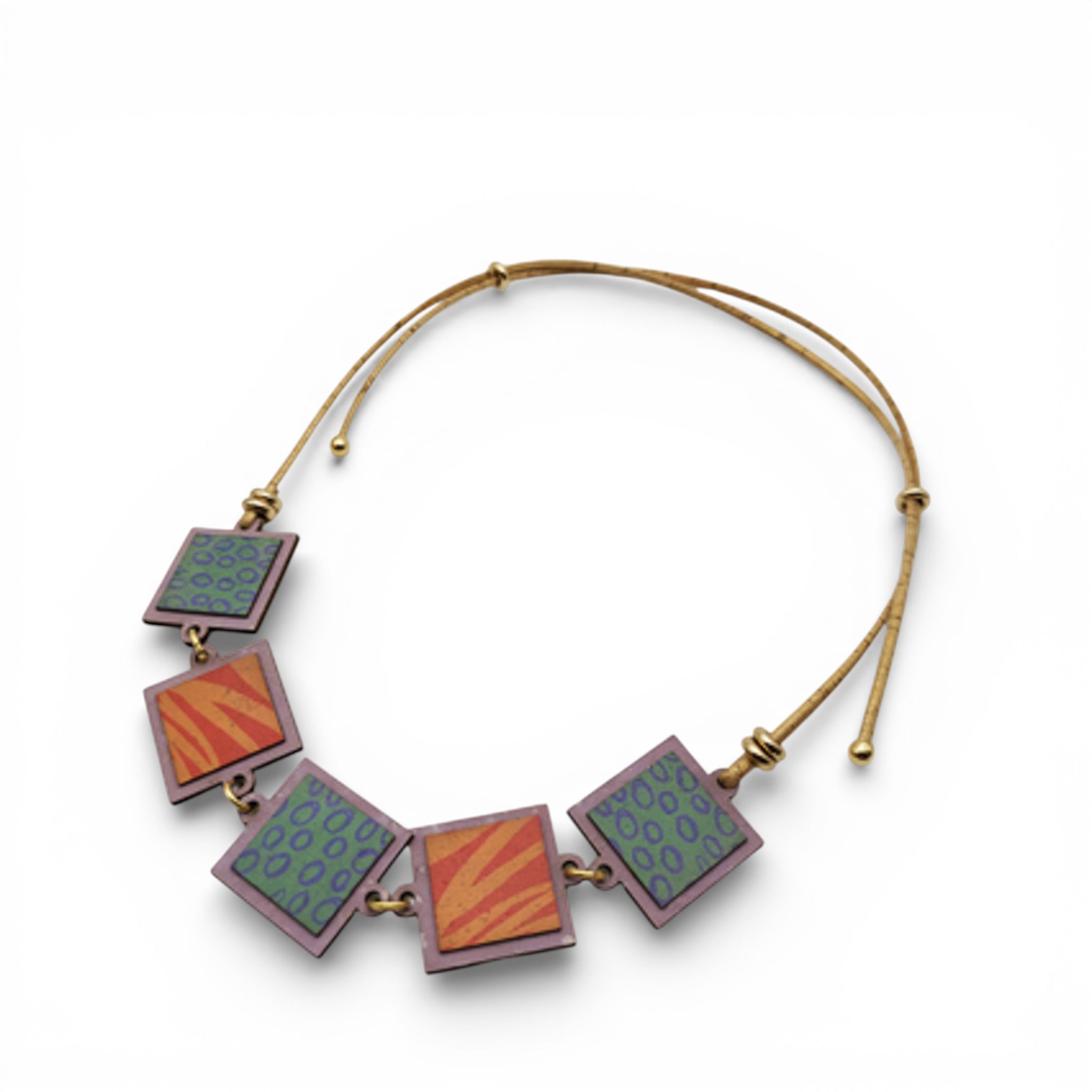 Collier en liège "Rio Do Brazil" d'Artipel, avec un design élégant et des textures naturelles, sur fond blanc.