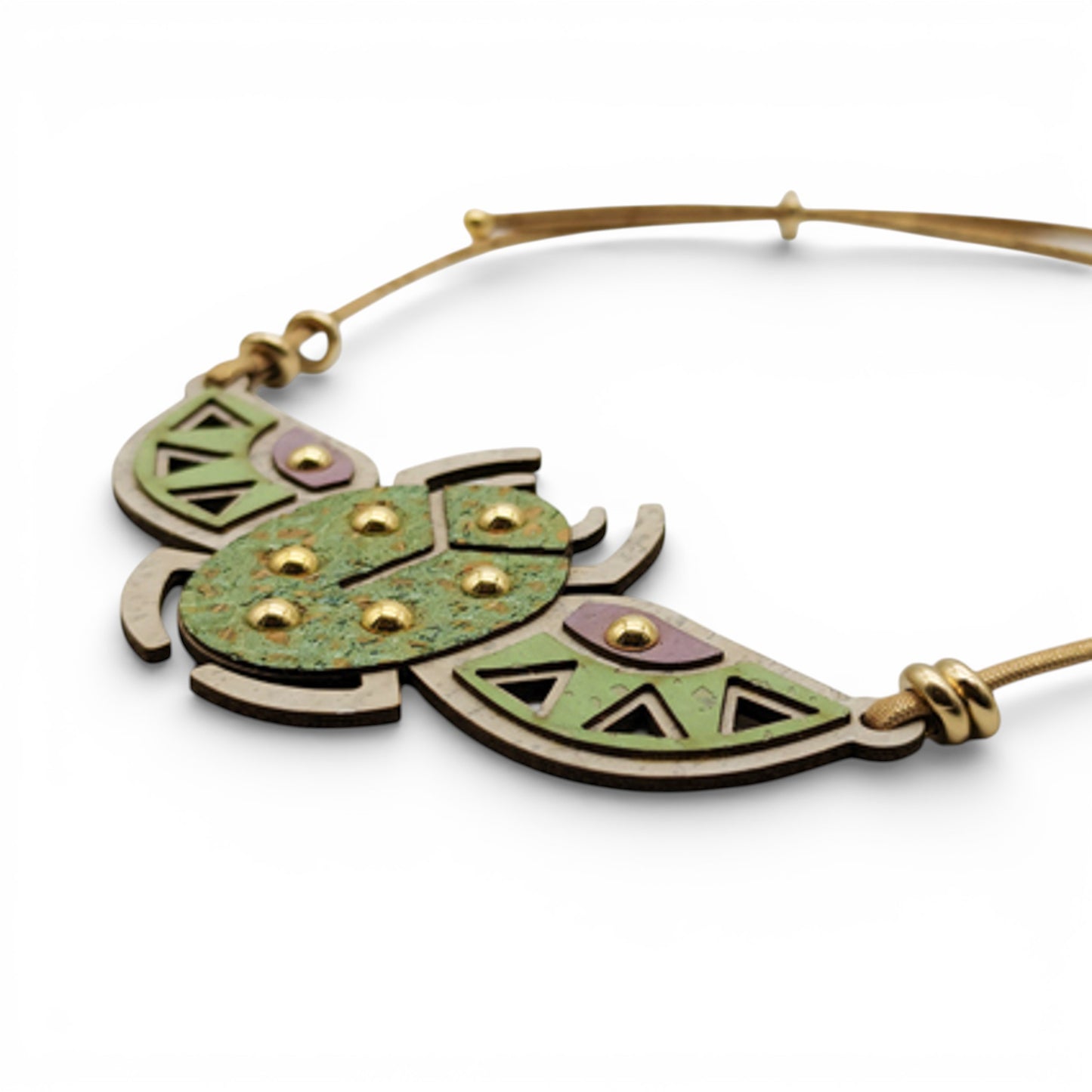 Collier en liège "Scarabée" d'Artipel avec motif scarabée, élégant accessoire naturel et éco-responsable.