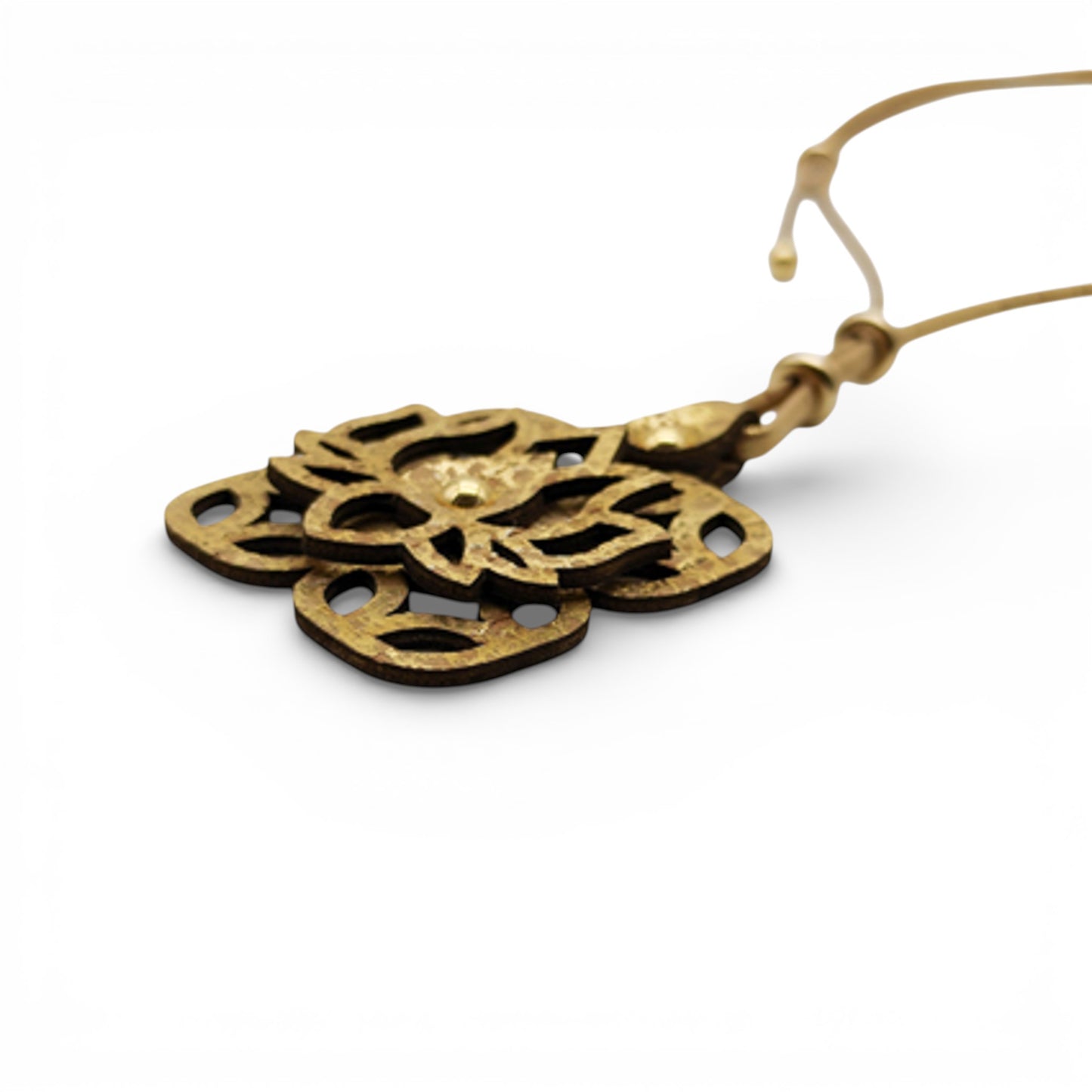 Collier en liège "Golden Lotus" d'Artipel, mettant en avant un design élégant et naturel avec des détails dorés.