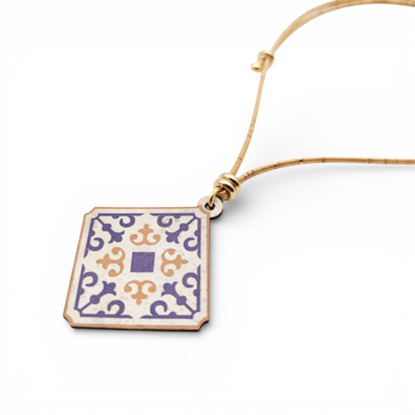 Collier "Azulejo" en liège d'Artipel, présentant un design carré élégant et des motifs colorés.
