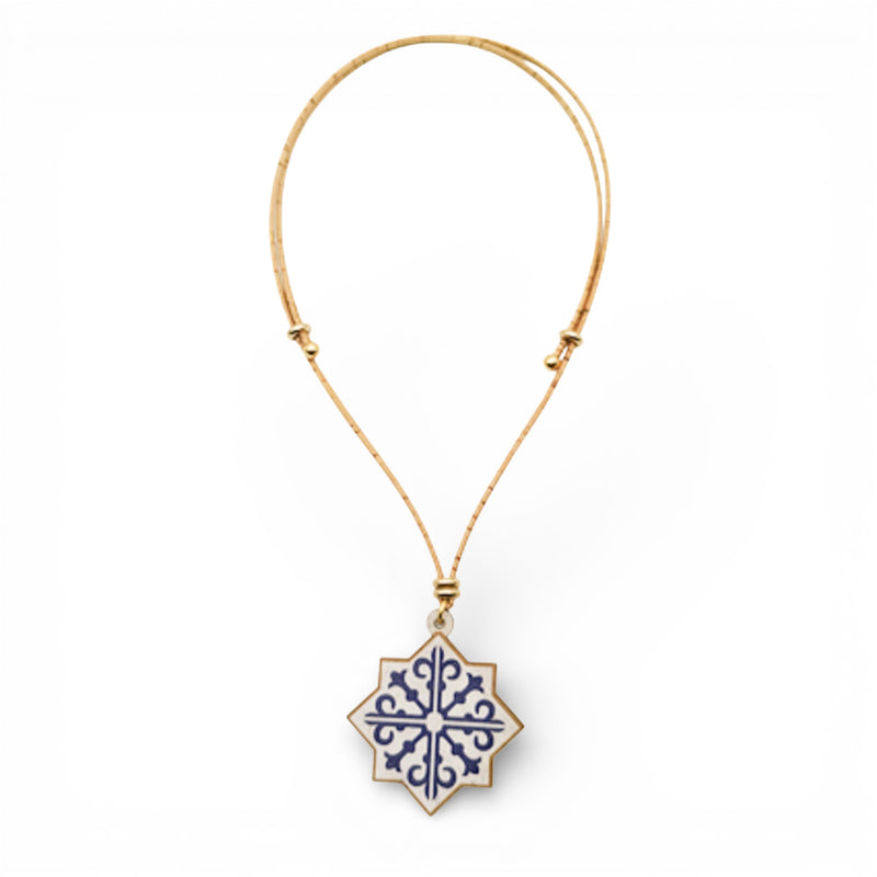 Collier étoile à 8 branches en liège, motif azulejo bleu — Artipel, cordon réglable, Portugal