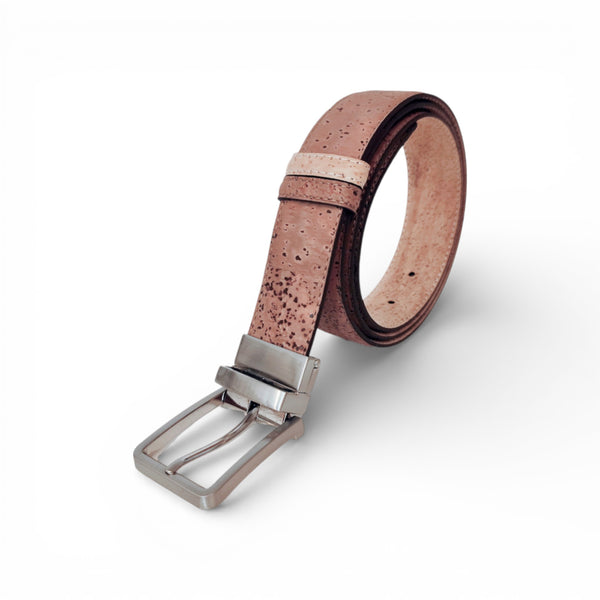 Réversible ceinture en liège uni de TC Cortiça, montrant son design élégant et durable.