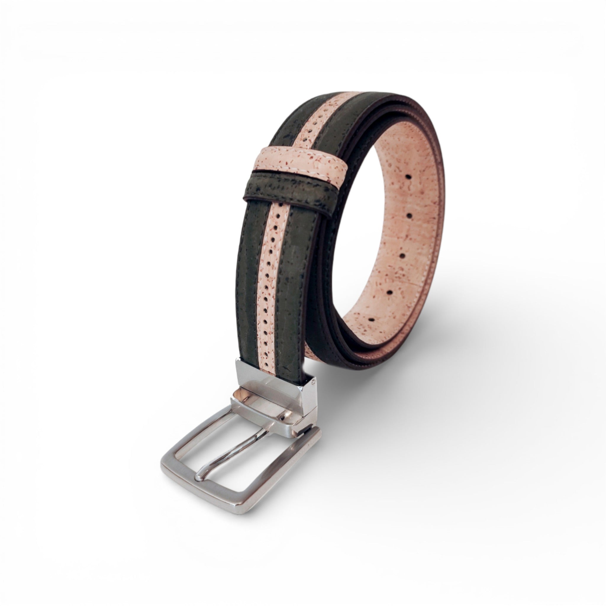 Ceinture réversible en liège avec motif pointillé et liseré de la marque TC Cortiça, vue en gros plan.