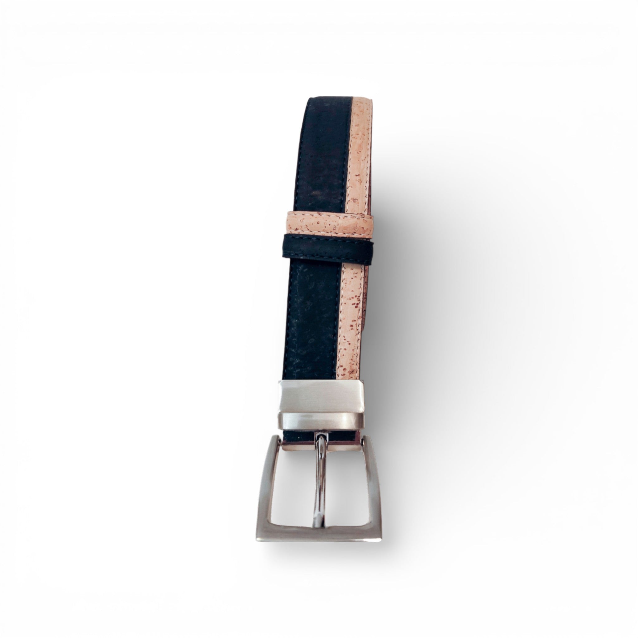 Réversible ceinture en liège liserée de la marque TC Cortiça, montrant texture et finition élégante.