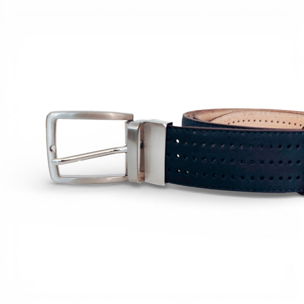 Ceinture réversible en liège perforée TC Cortiça, montrant le design et la texture du matériau naturel.