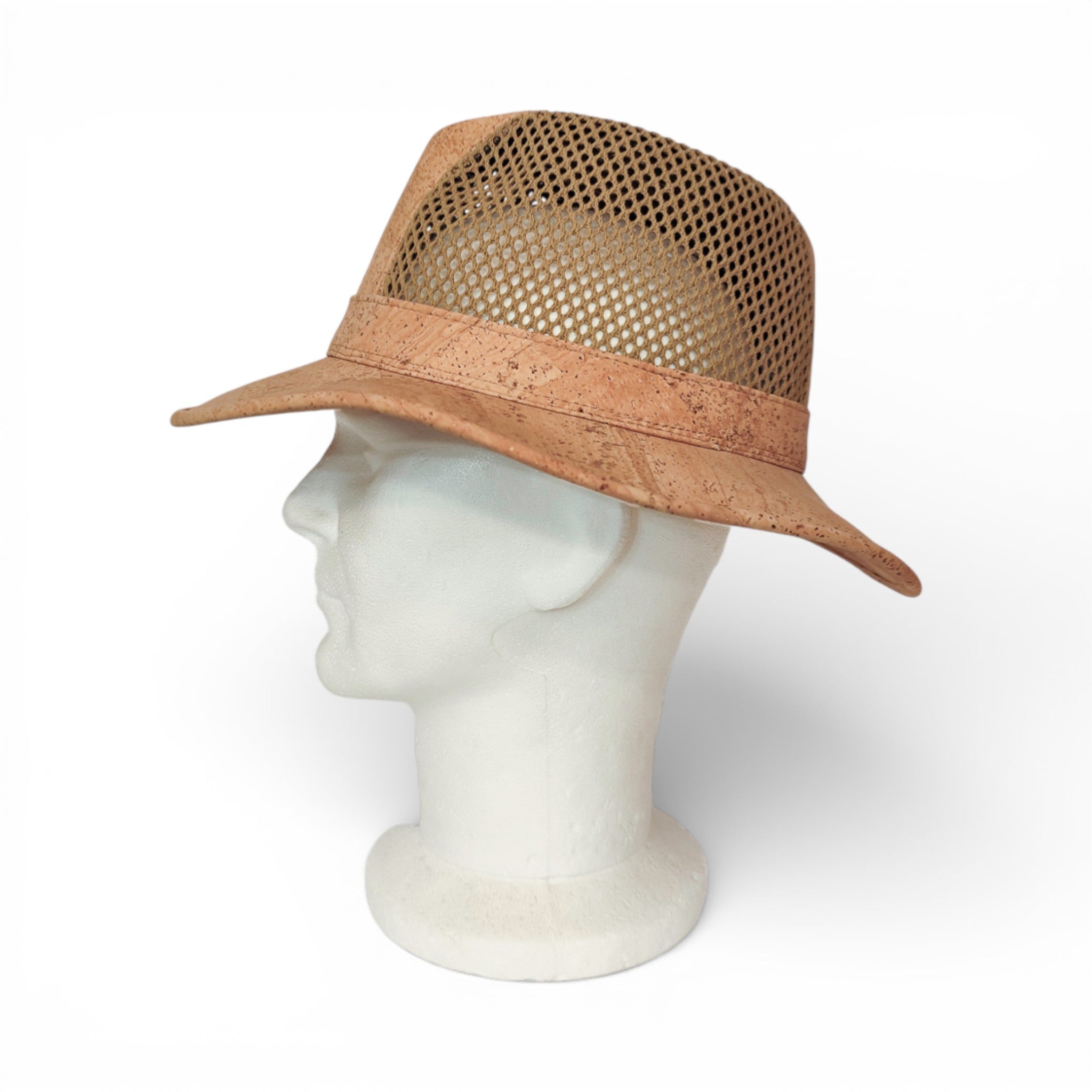 Fedora en liège naturel porté - look estival unisexe - Amador Varum