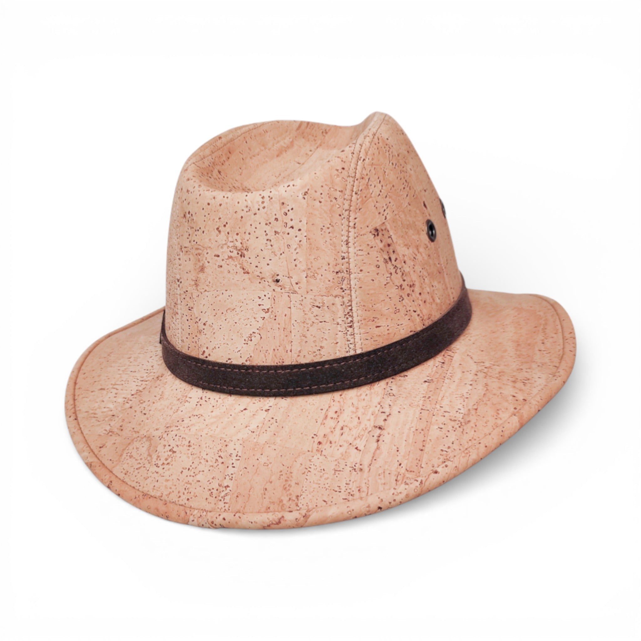 Chapeau Fedora en liège Amador Varum, élégant et léger, vu de côté sur fond neutre.