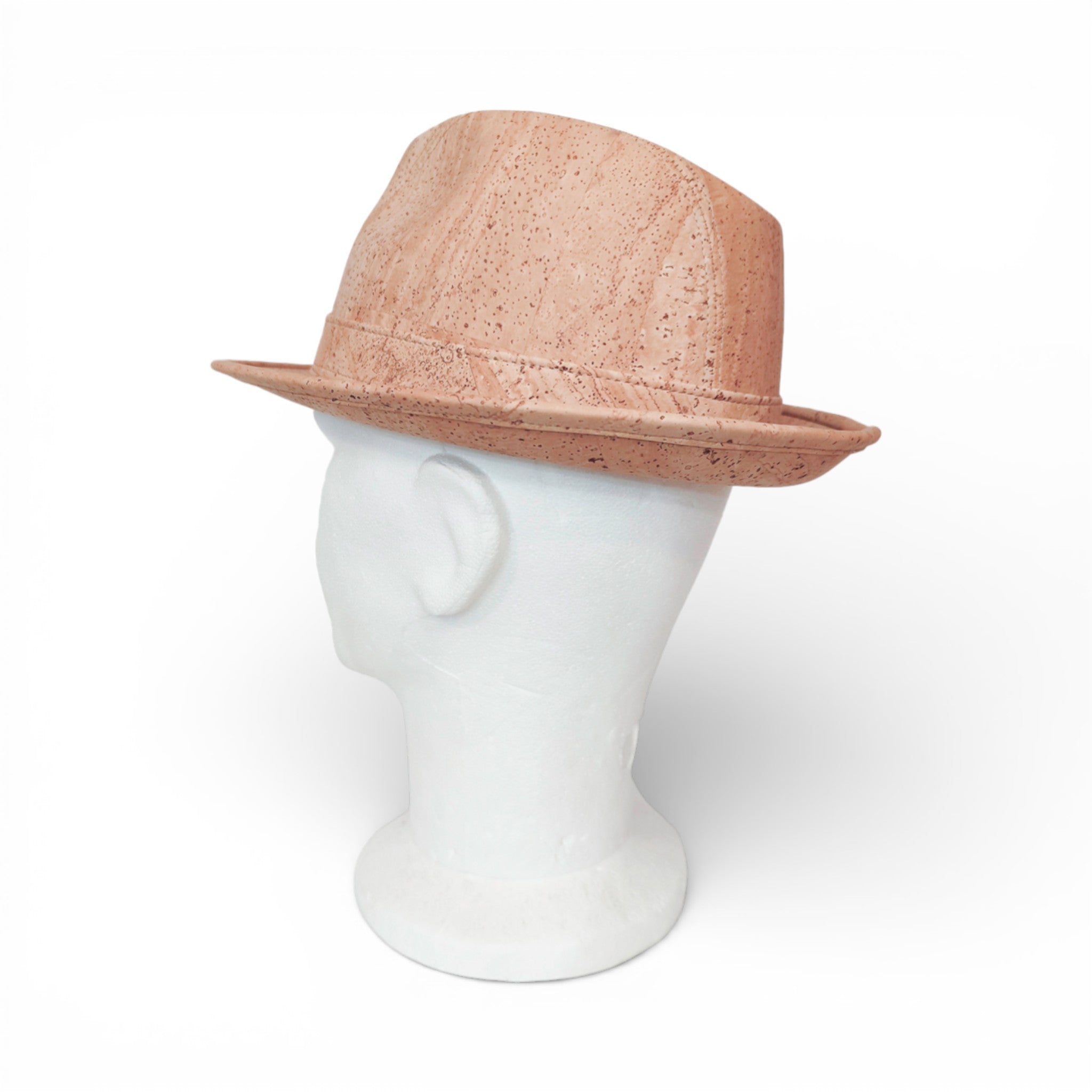 Trilby en liège naturel beige - posé sur fond neutre, vue de dessus