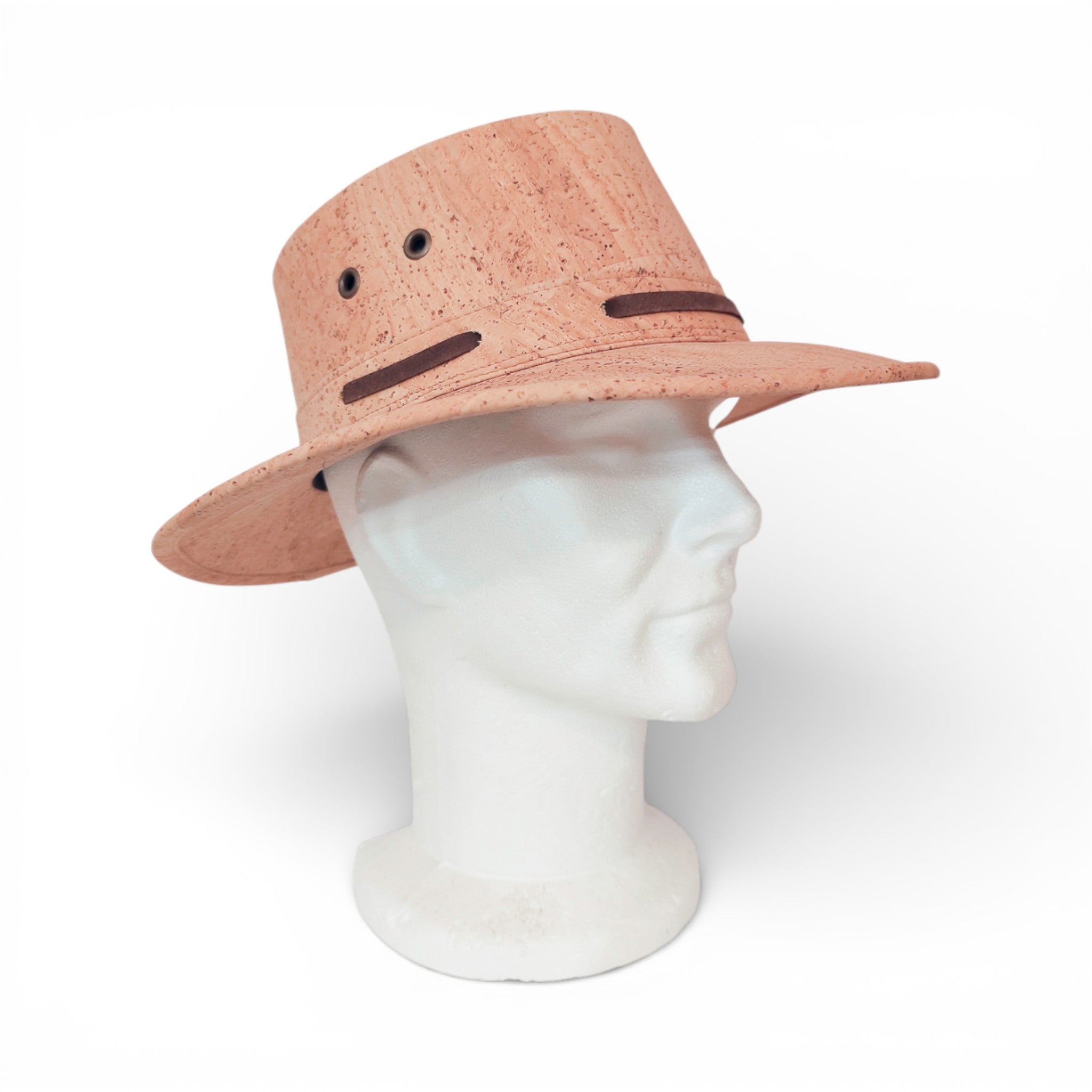 Chapeau cowboy en liège naturel porté de profil — Amador Varum, œillets métal et bandeau, Portugal