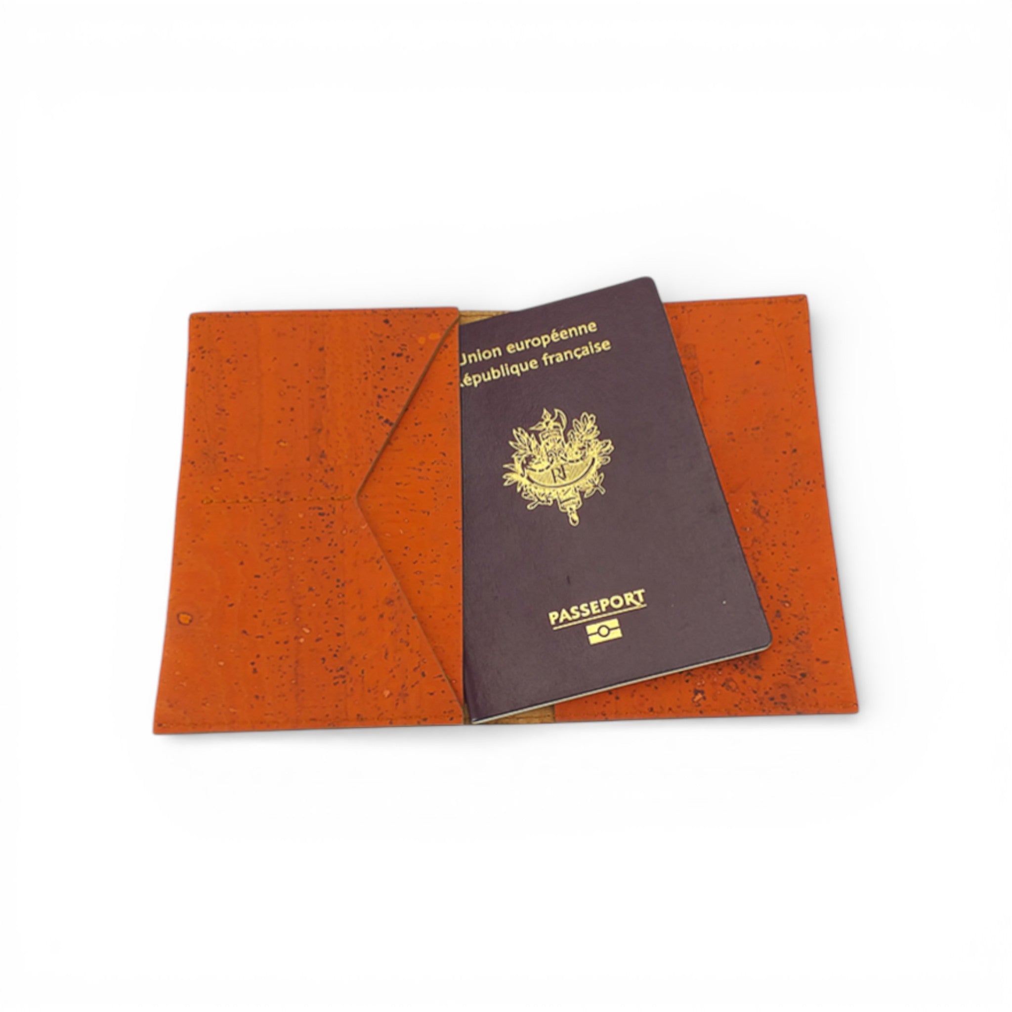Pochette passeport en liège orange avec passeport en place — Artipel, vue intérieure, Portugal