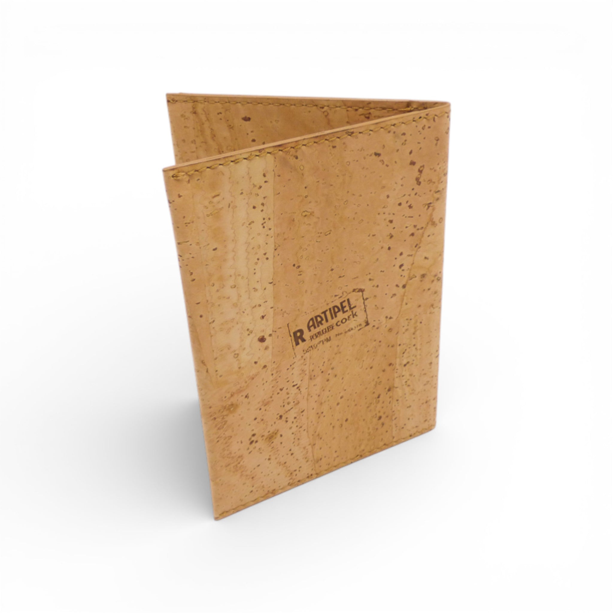 Dos d'une pochette passeport en liège naturel — Artipel, logo gravé, rabat intérieur, Portugal