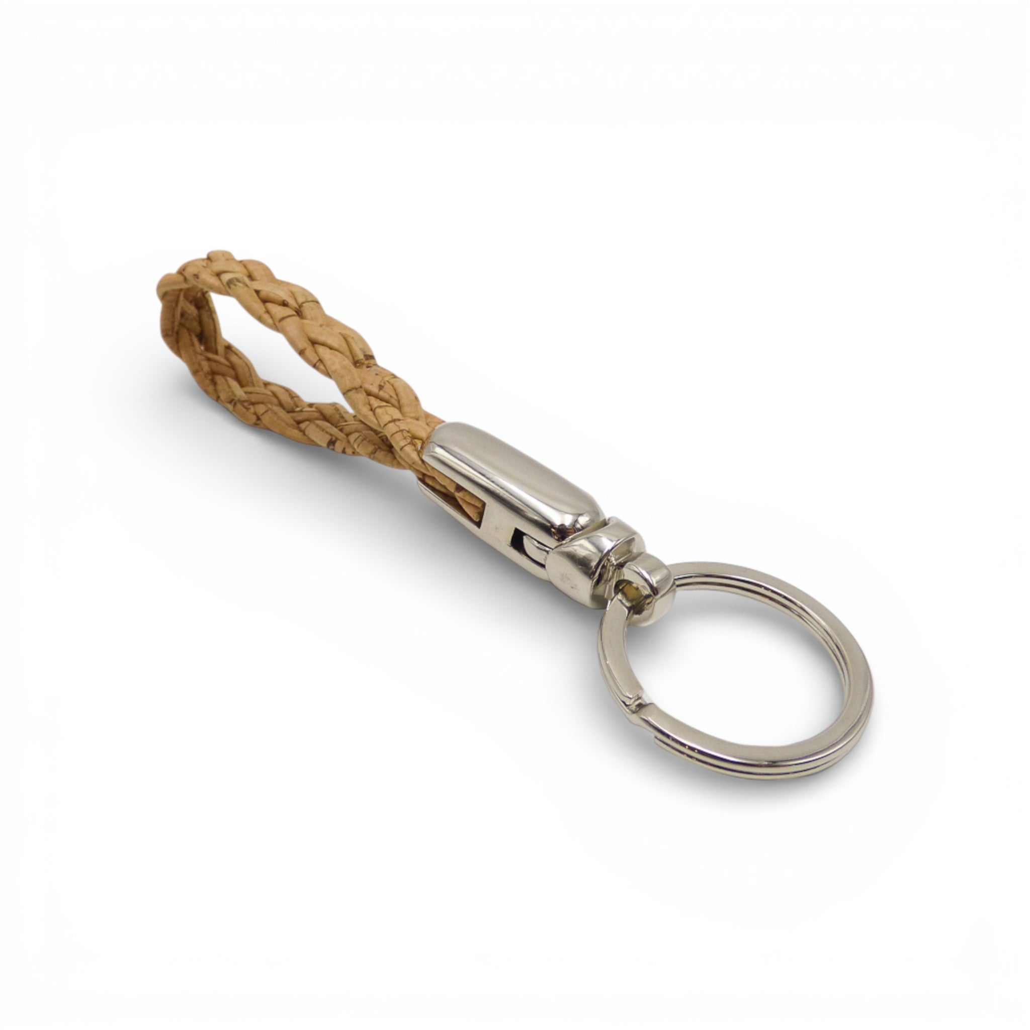 Porte-clés tressé en liège naturel de trois-quarts — Artipel, mousqueton et grand anneau métal, Portugal