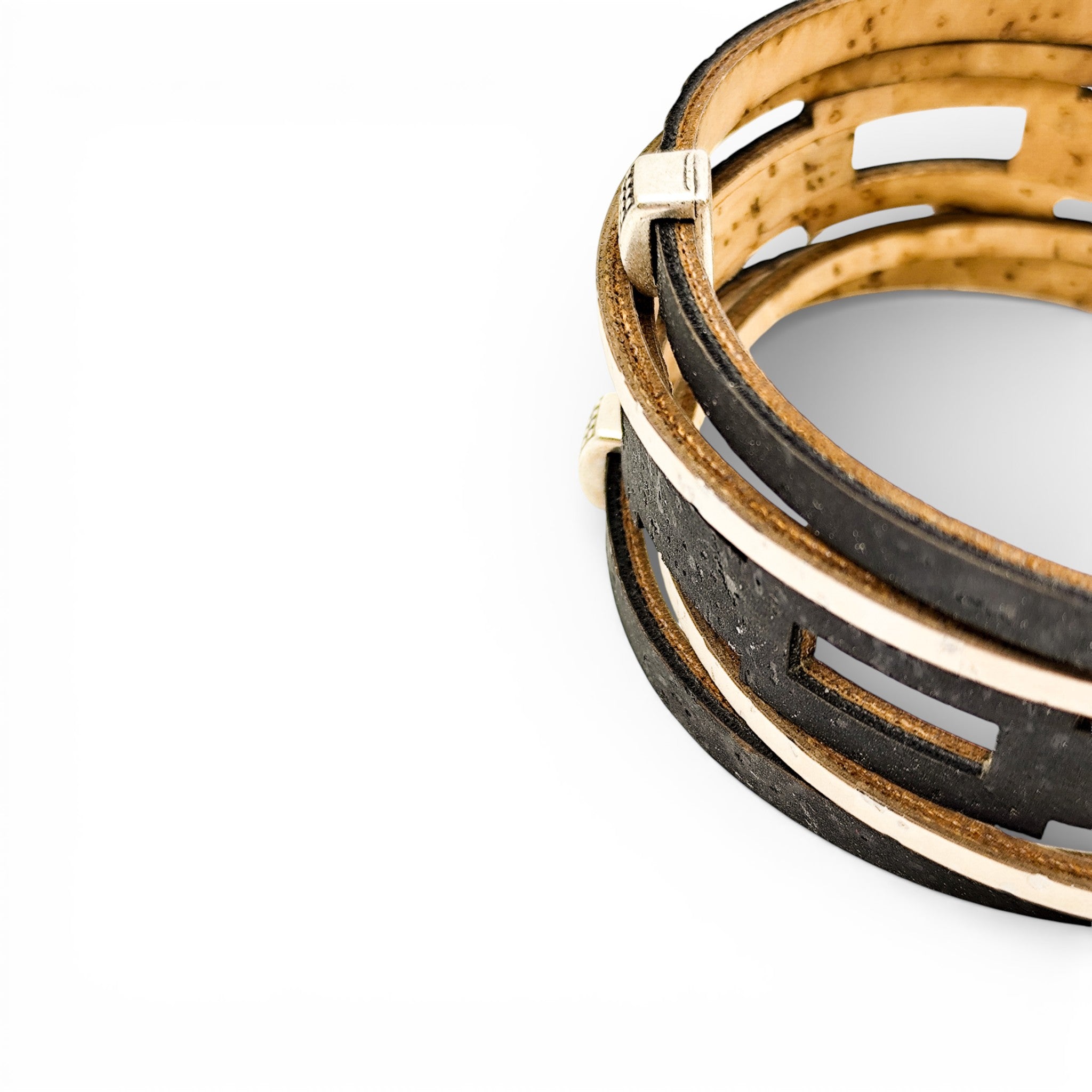 Black and white Artipel Liège bracelet for women with a magnetic closure, showcasing a stylish cuff design.