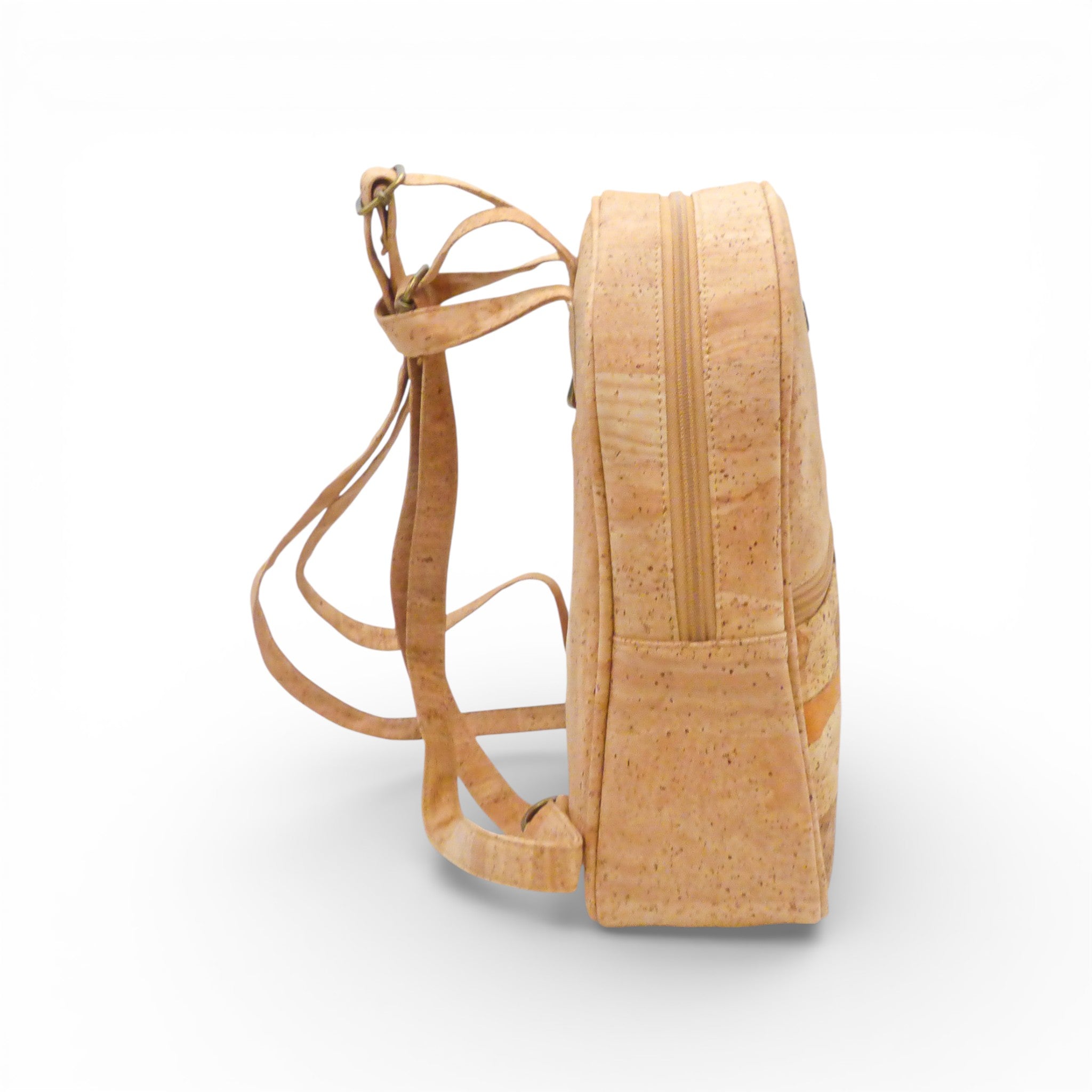 Profil d'un sac à dos compact en liège naturel — Montado, bretelles réglables, Portugal
