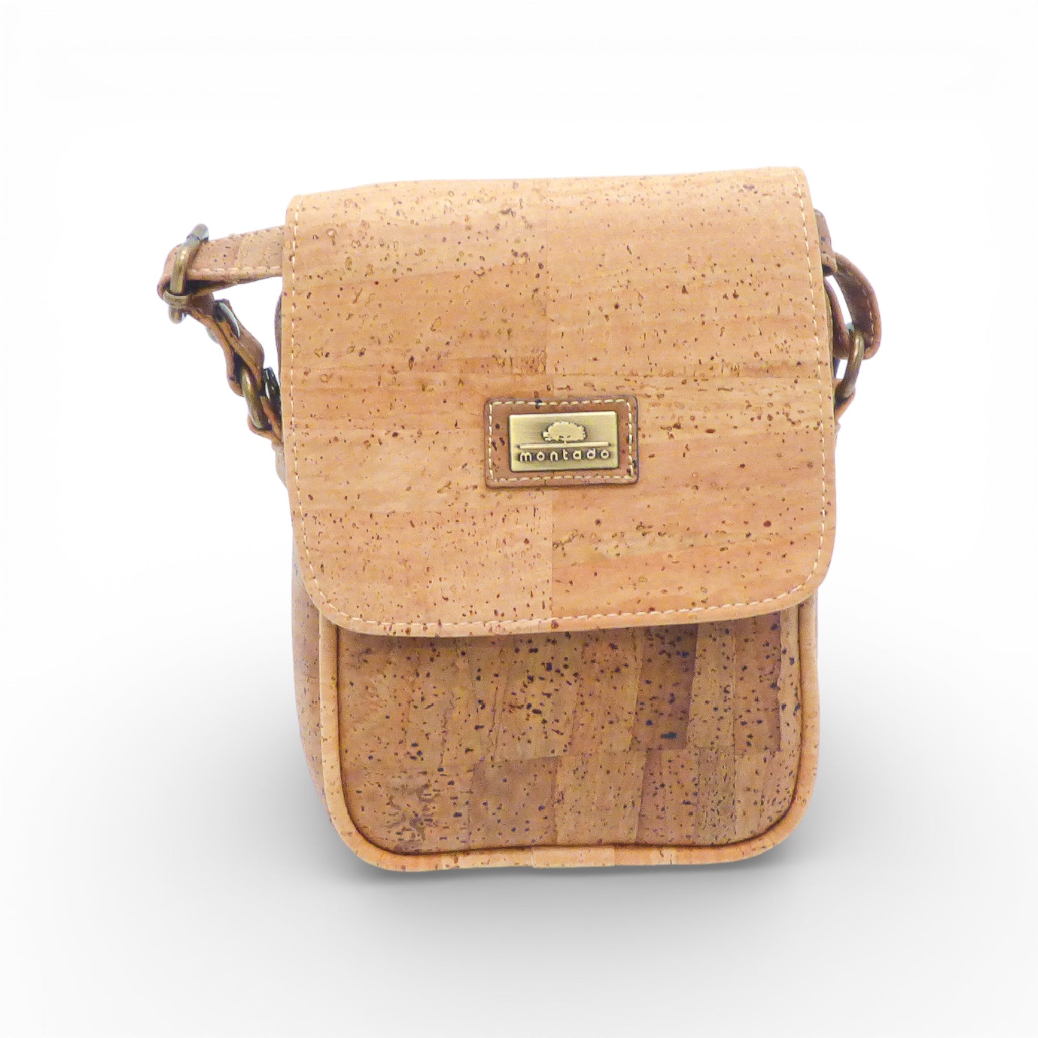 Sac bandoulière homme compact Montado avec rabat, en cuir noir, affichant une texture élégante et des détails raffinés.