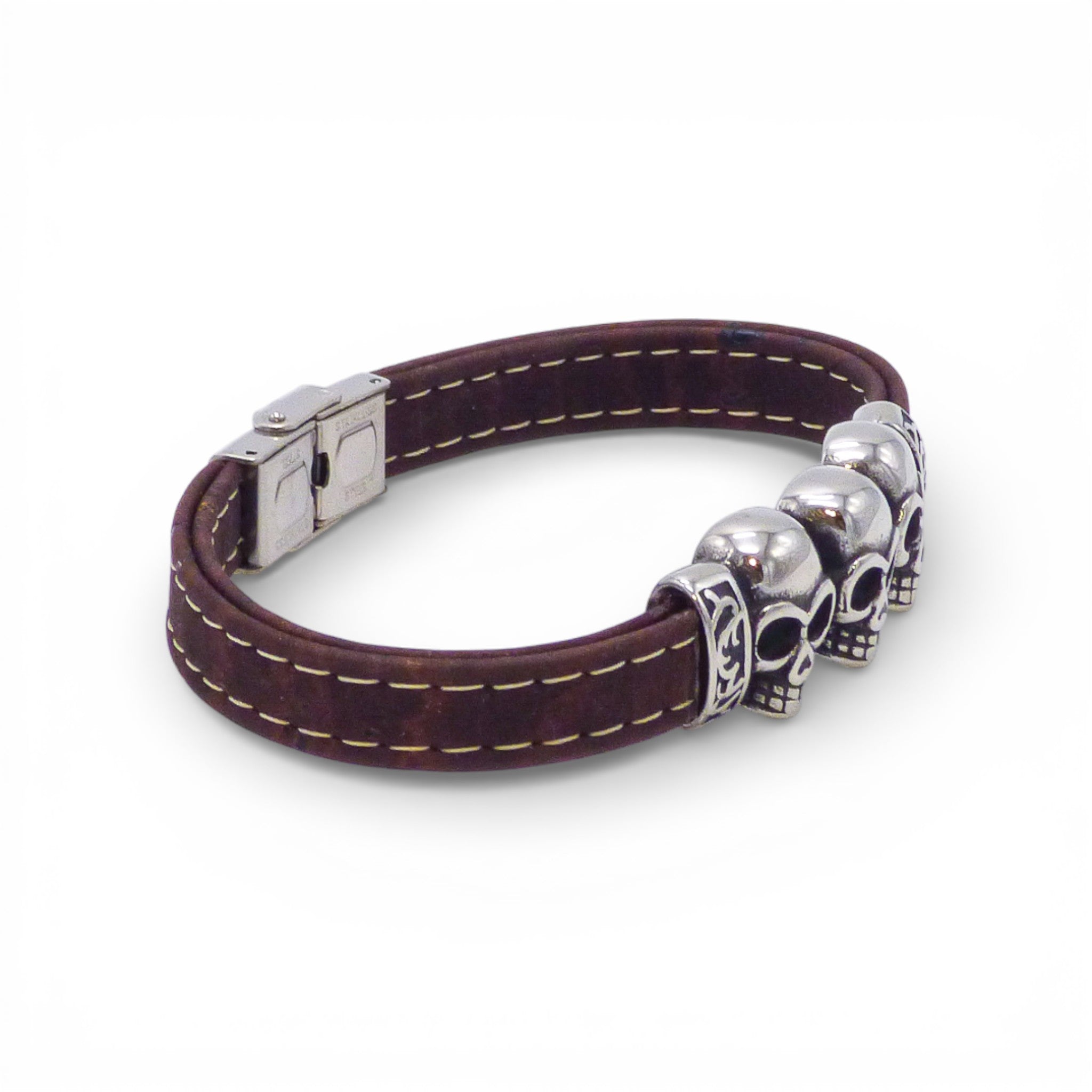 Bracelet en liège brun foncé de trois quarts — Cork Colors, têtes de mort acier, Portugal