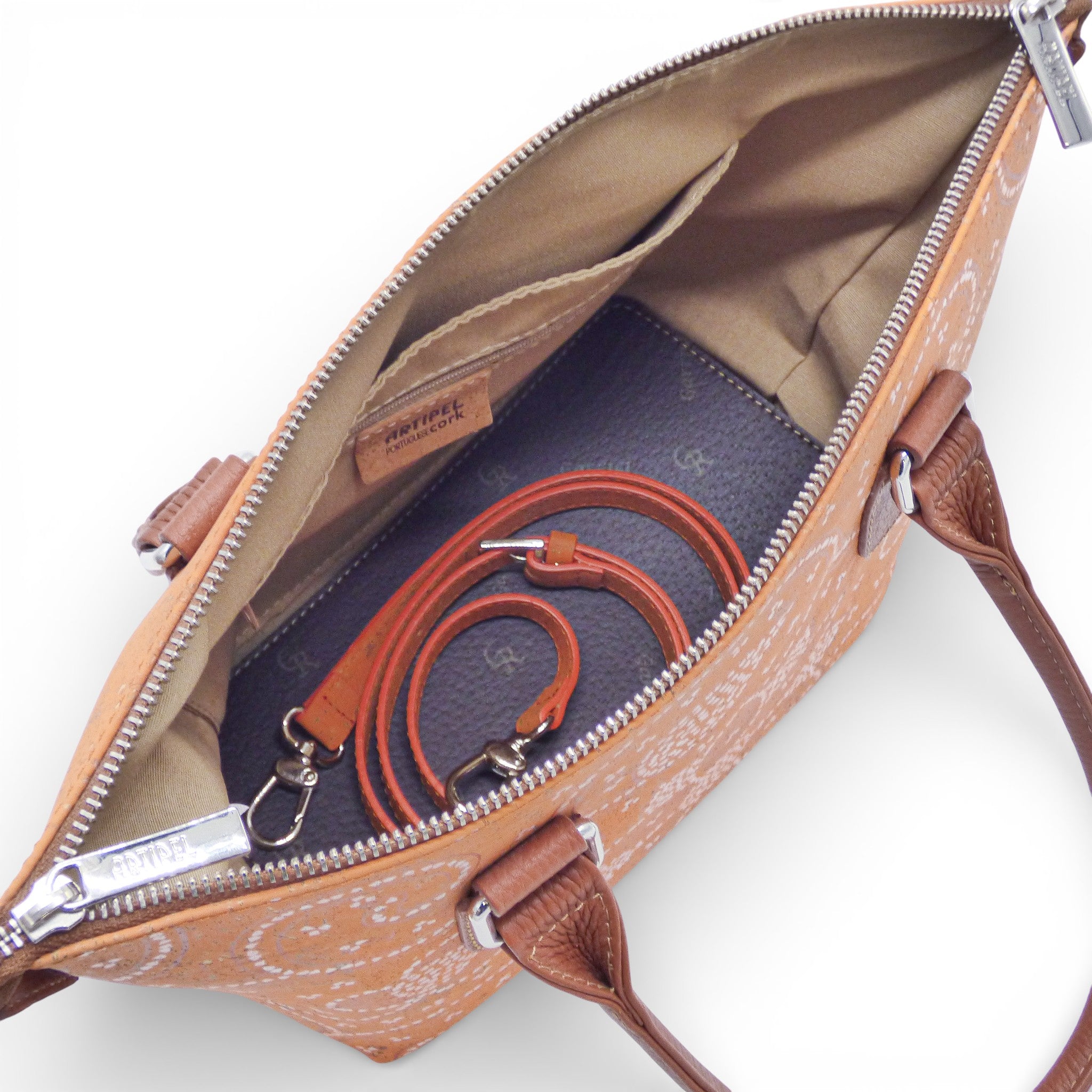 Vue intérieure du sac modulable en liège — Artipel, doublure beige, bandoulière cuir amovible, Portugal