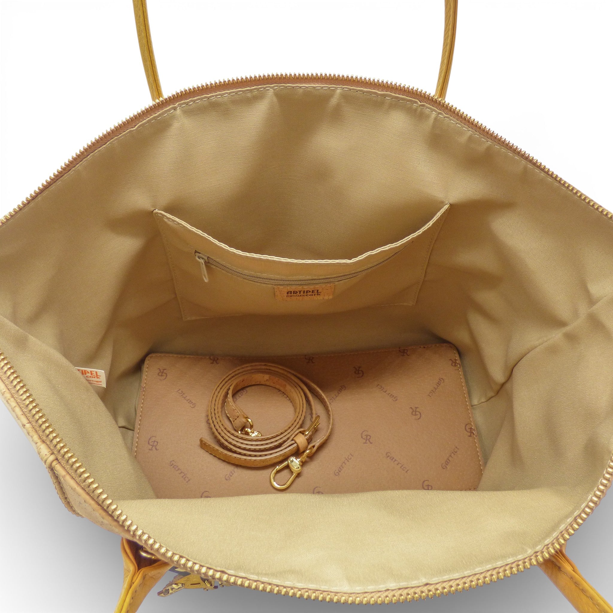 Intérieur du sac modulable en liège, doublure beige et poche zippée — Artipel, Portugal