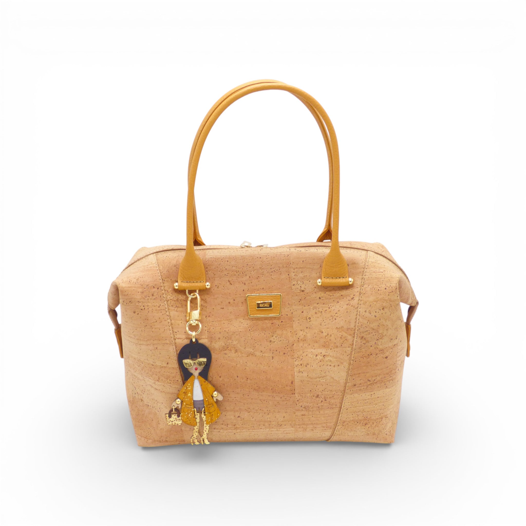 Sac modulable forme boston en liège vu de face, charm poupée — Artipel, anses camel, Portugal