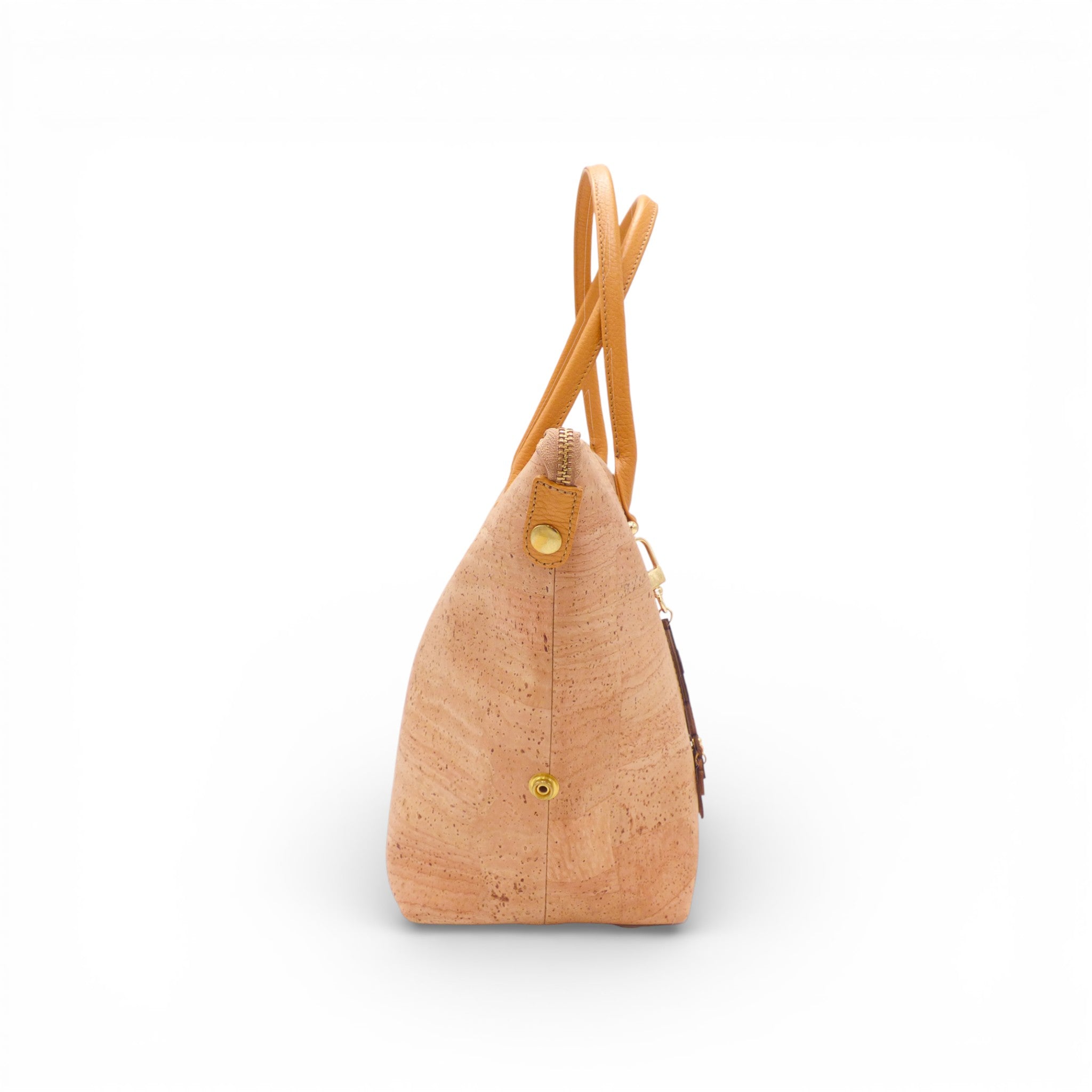 Profil du sac modulable en liège naturel, silhouette arrondie et rivet doré — Artipel, Portugal