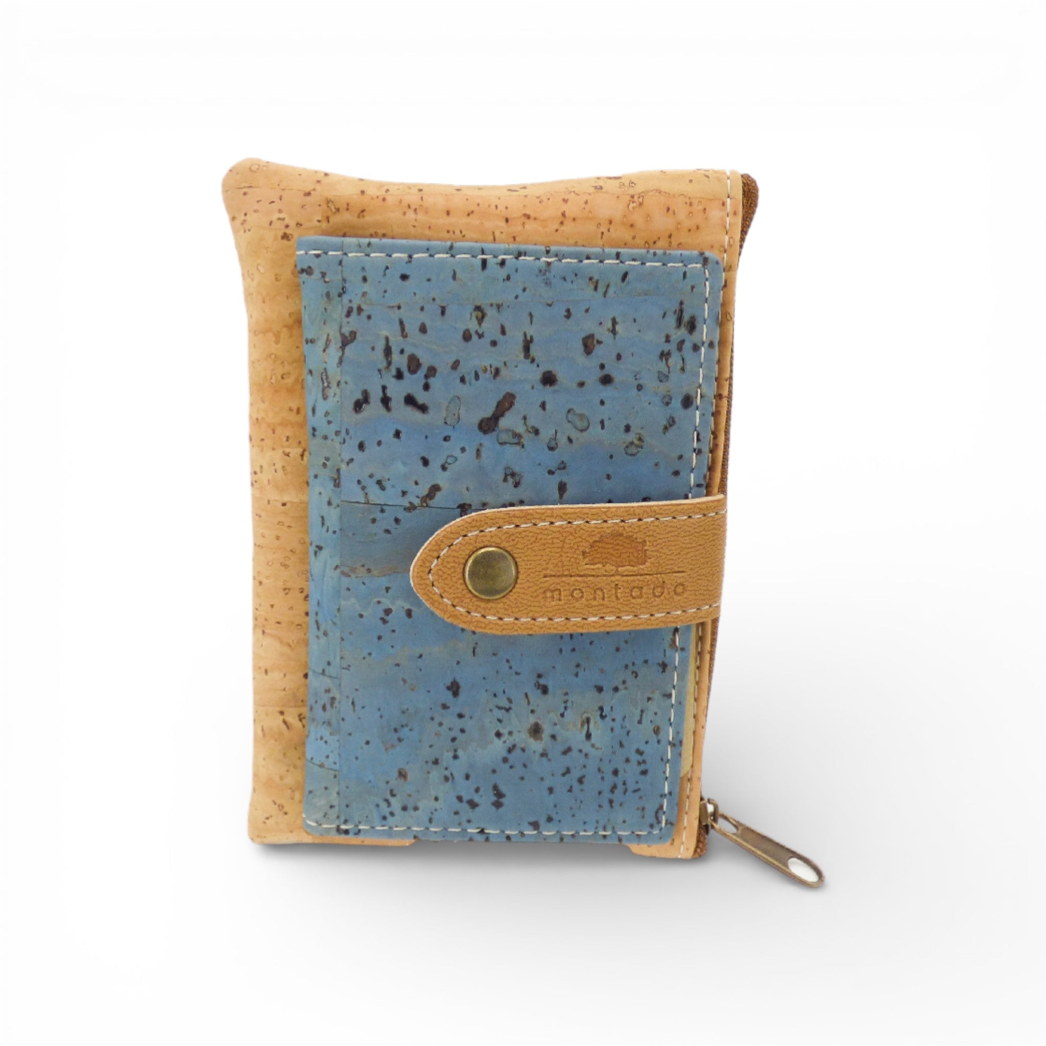 Porte-monnaie en liège bleu moucheté de trois-quarts — Montado, patte pression et zip laiton, Portugal