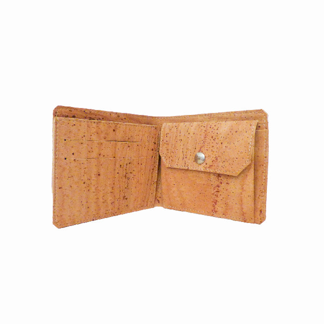 Porte monnaie Artipel en liège naturel, affichant une texture unique et des finitions élégantes sur fond neutre.