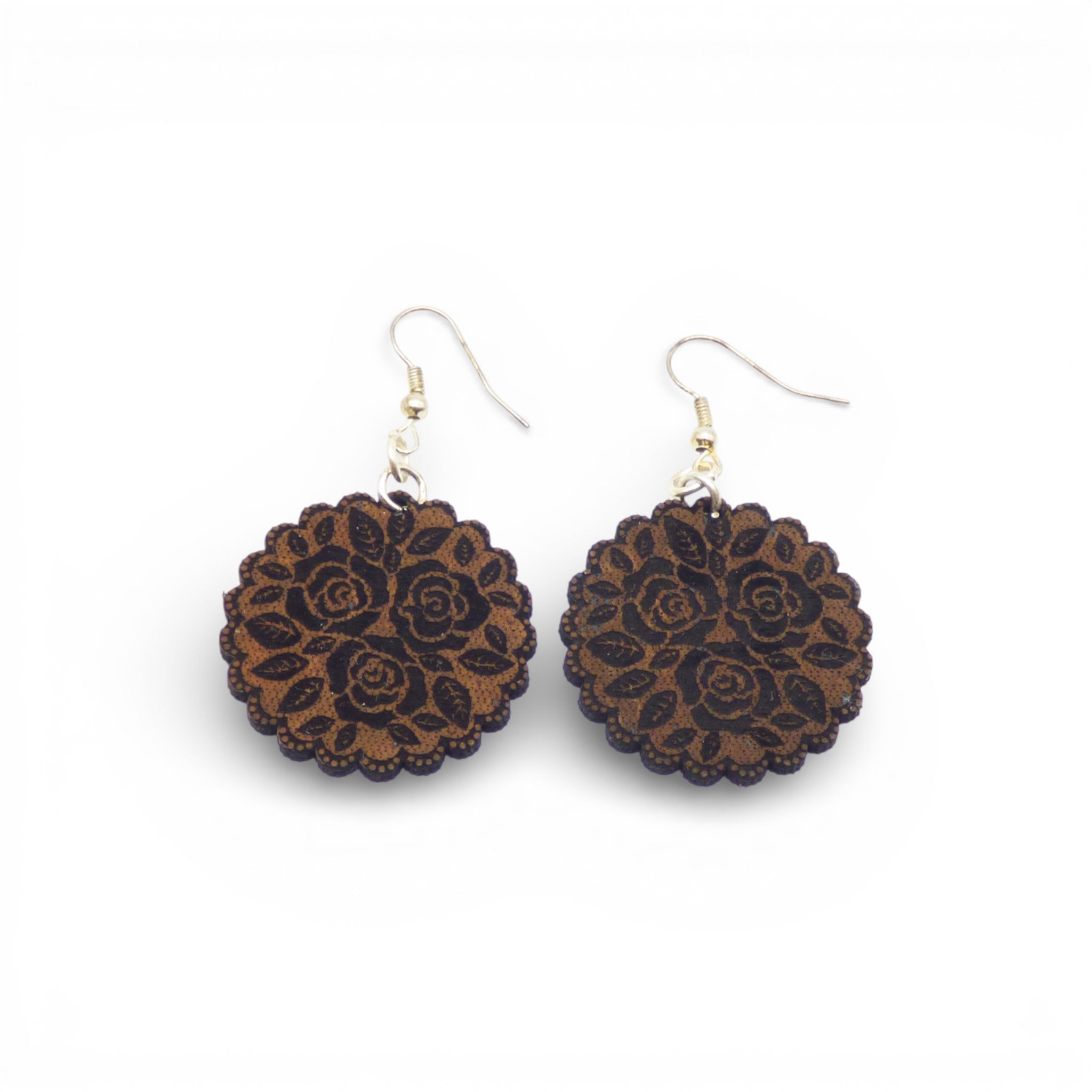 Boucles d'oreilles "Grande Rose" en liège marron de la marque Artipel, mettant en avant un design floral élégant.